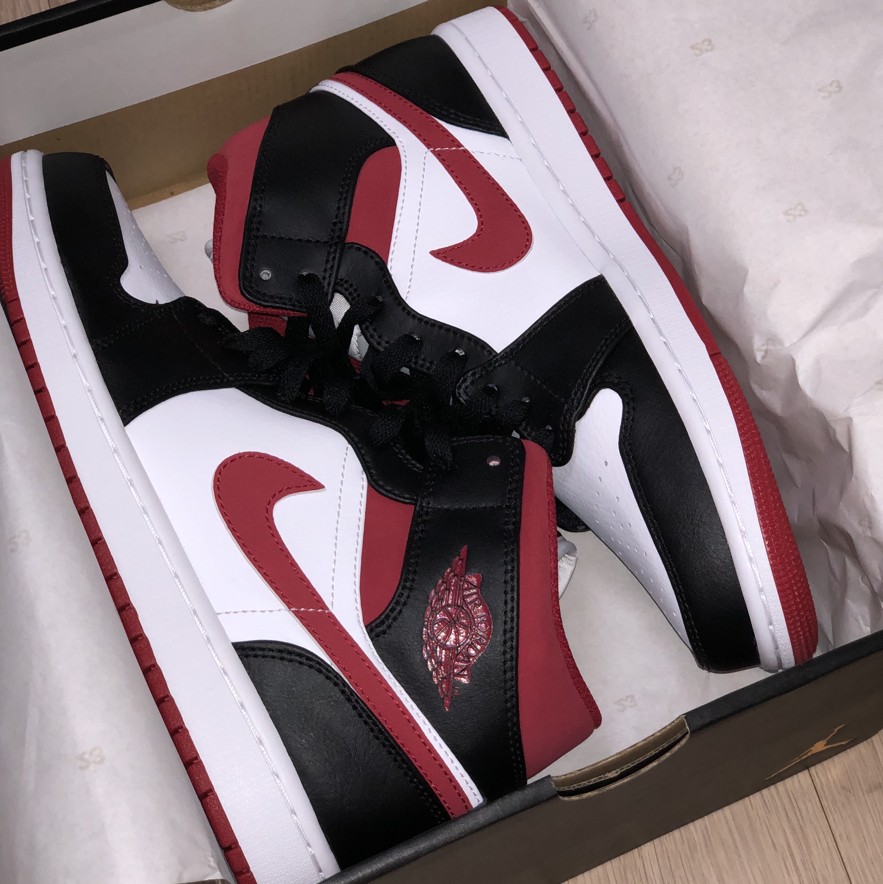Jordan 1 Mid Gym Red Black White 착용 스타일 - 4