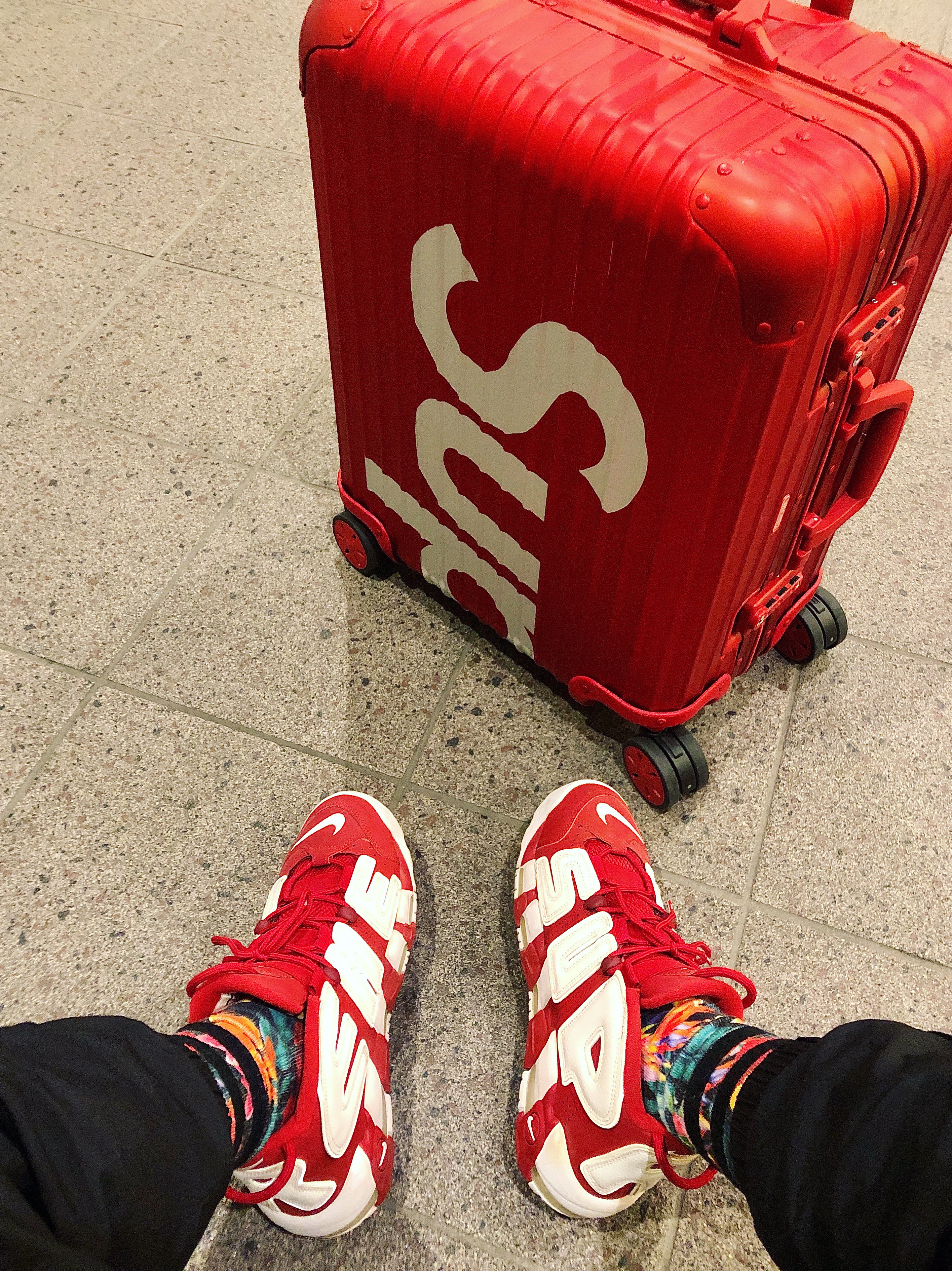 Nike x Supreme Air More Uptempo Suptempo Red, Supreme x Rimowa Topas Multiwheel Red 45L - 18SS 착용 스타일