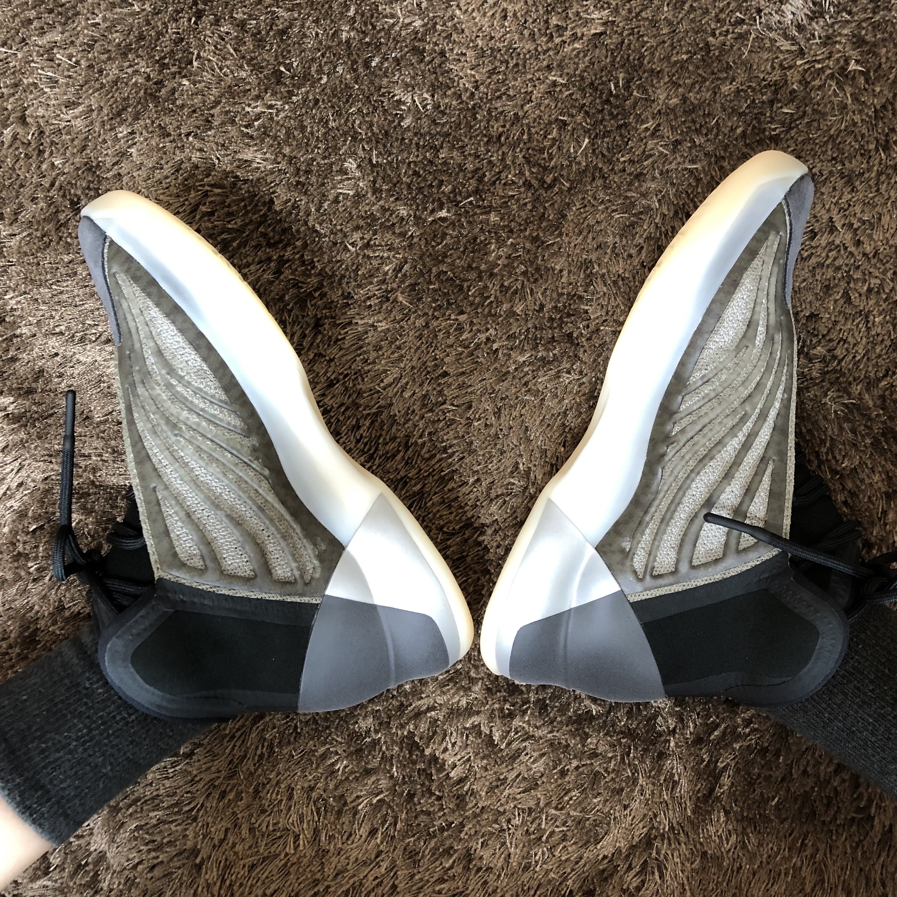 Adidas Yeezy QNTM Barium 착용 스타일 - 1