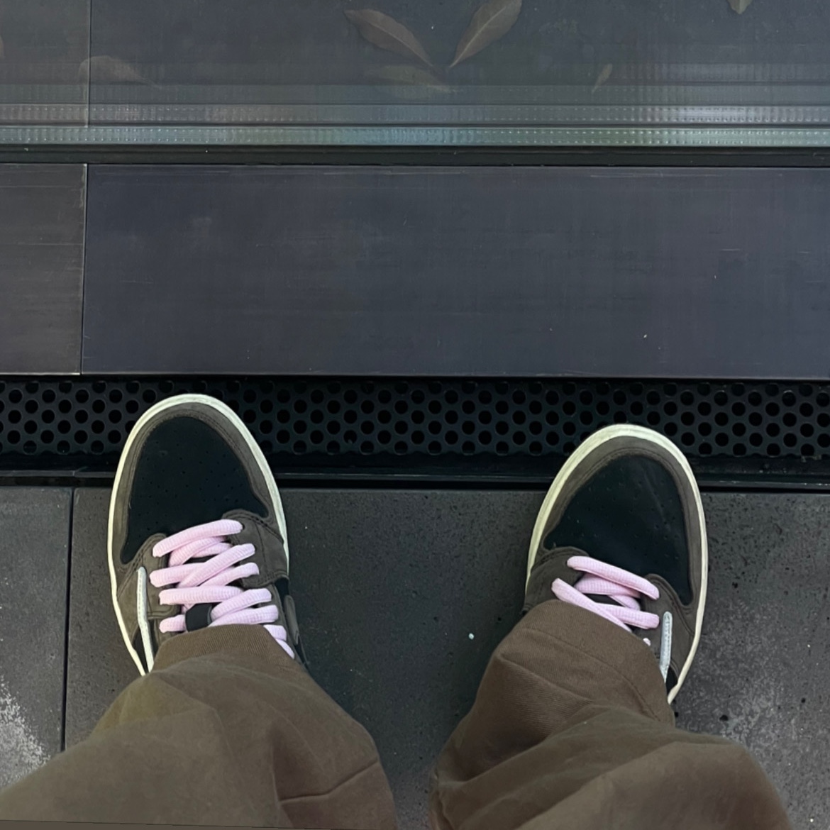 Jordan 1 x Travis Scott Retro Low OG SP Mocha 착용 스타일 - 2