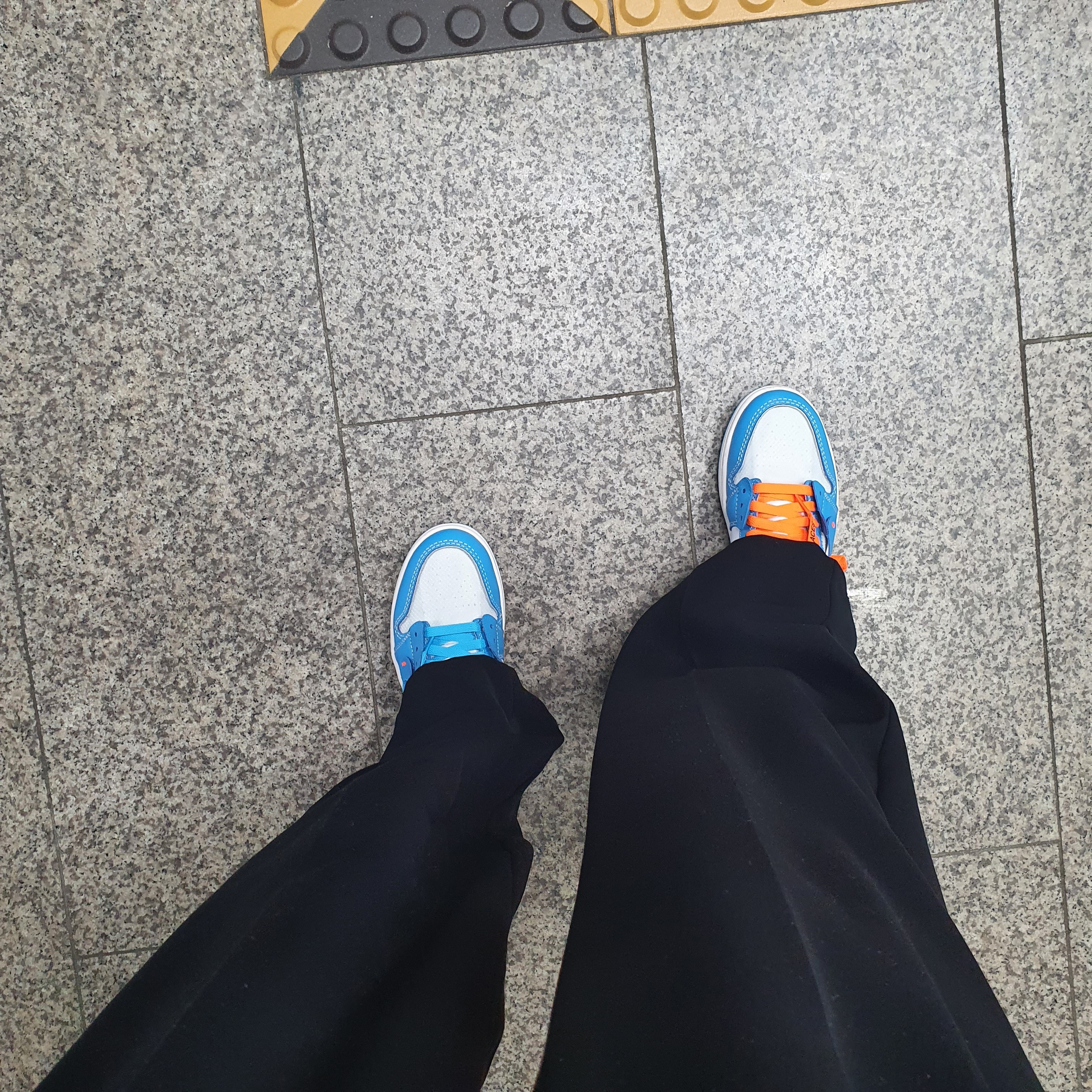 Jordan 1 x Off-White Retro High University Blue 착용 스타일 - 1