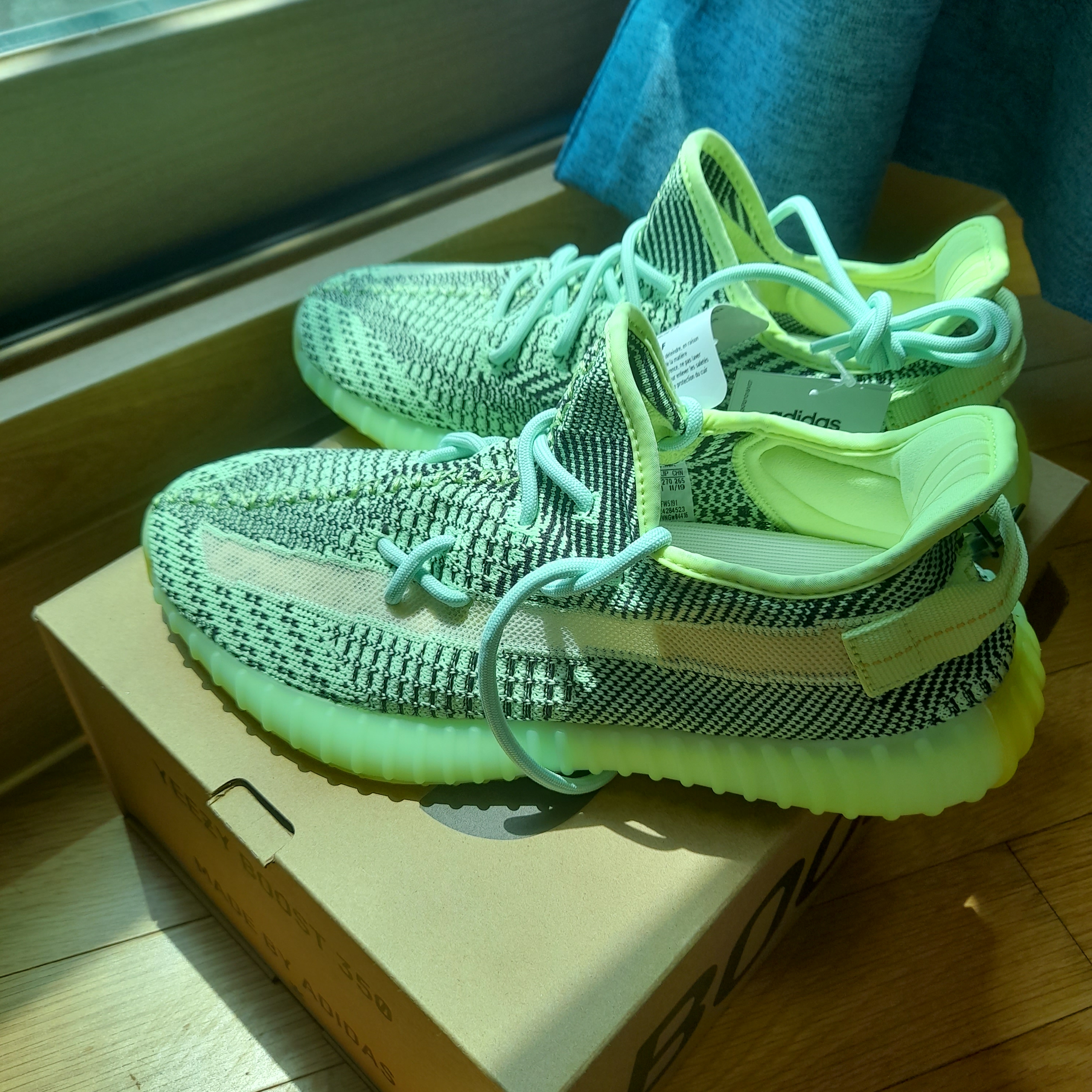 Adidas Yeezy Boost 350 V2 Yeezreel - Non-Reflective 착용 스타일