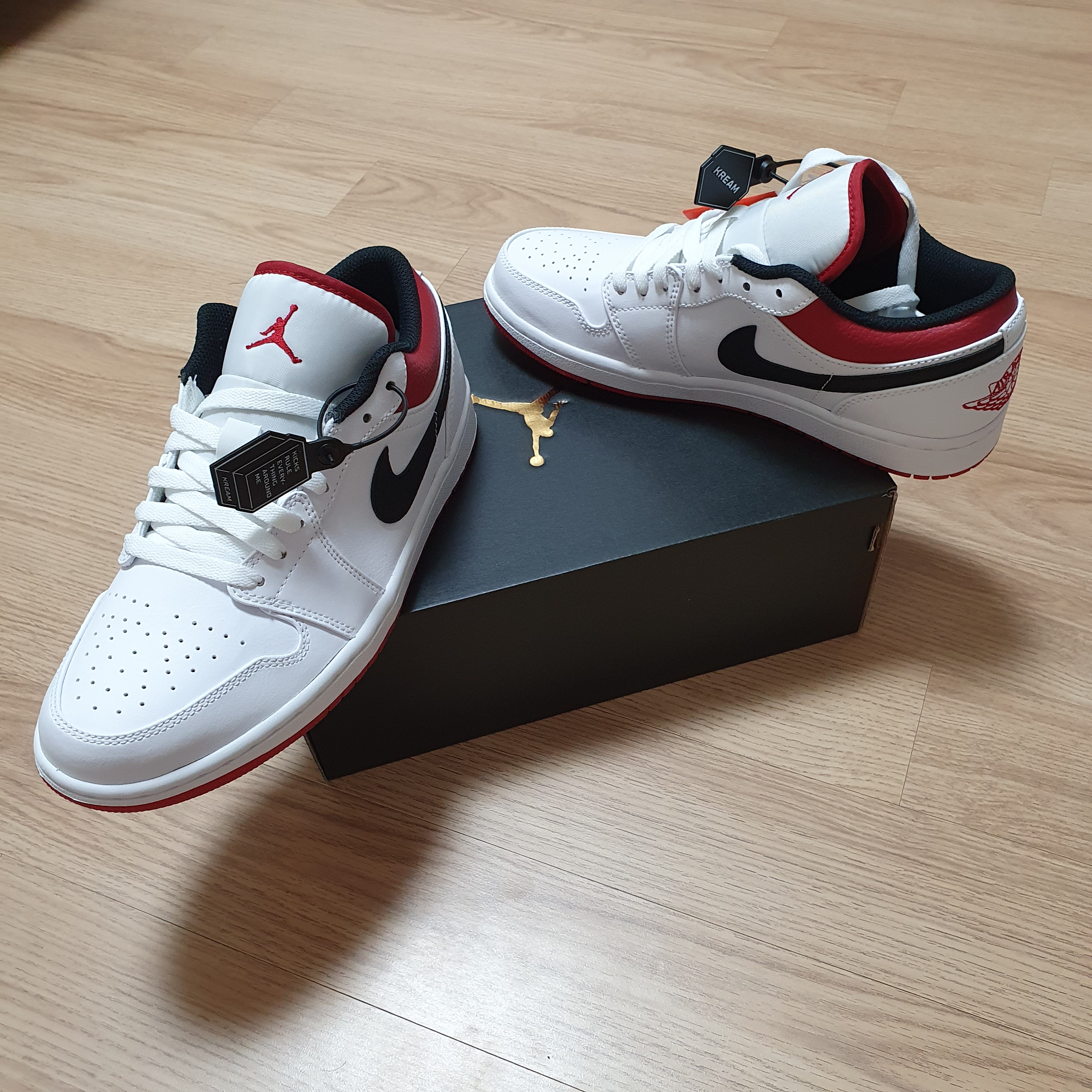 Jordan 1 Low White Red Black 착용 스타일 - 2