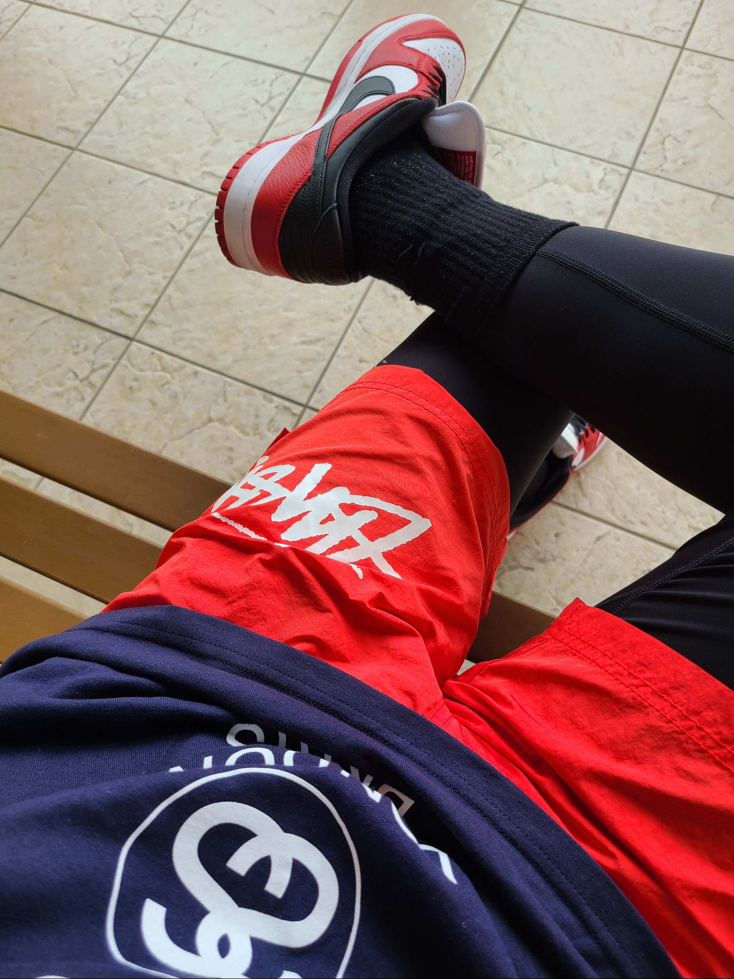 Nike SB Dunk Low Pro Chicago, Nike x Stussy Water Shorts Habanero Red 착용 스타일