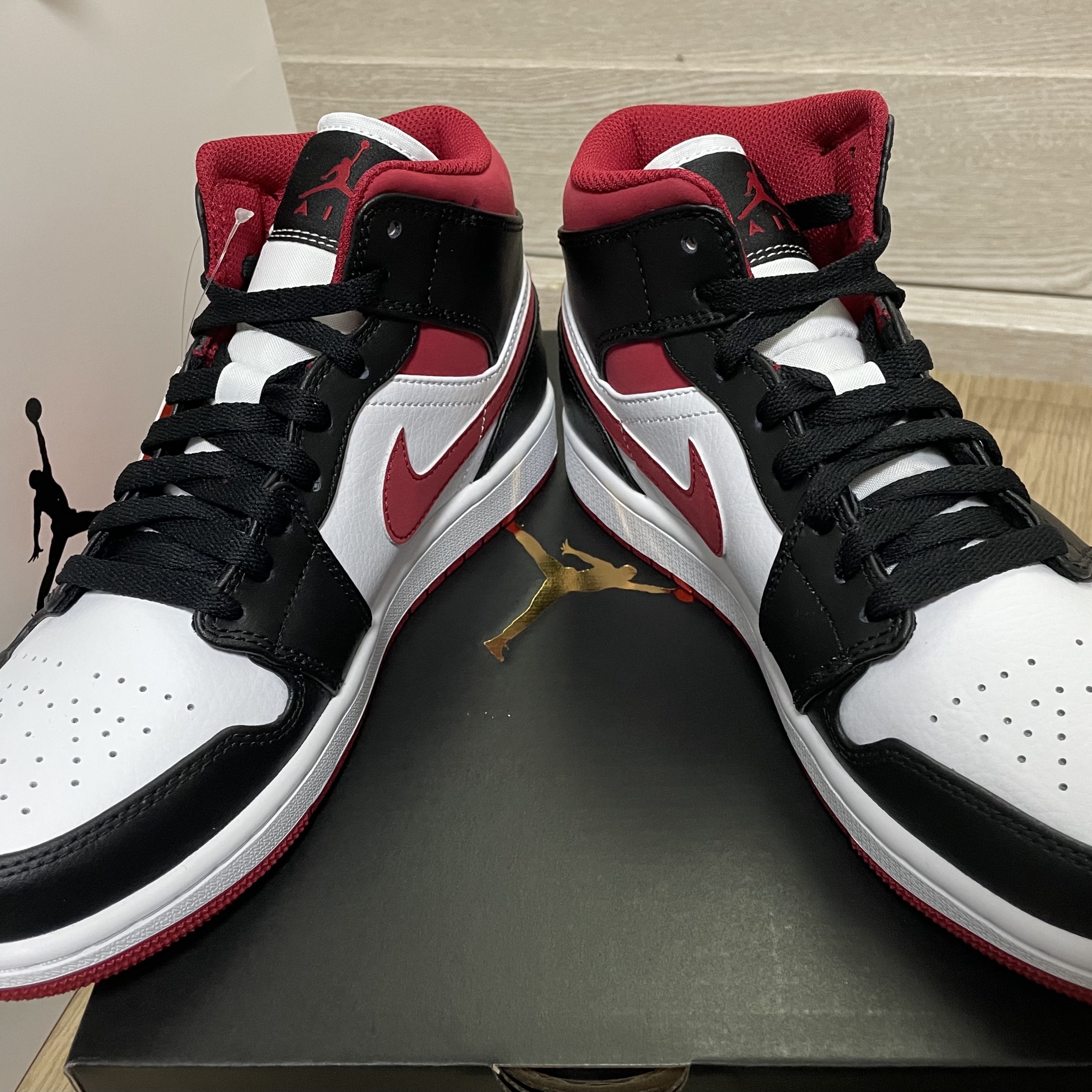 Jordan 1 Mid Gym Red Black White, Jordan 1 Mid White Shadow 착용 스타일 - 1