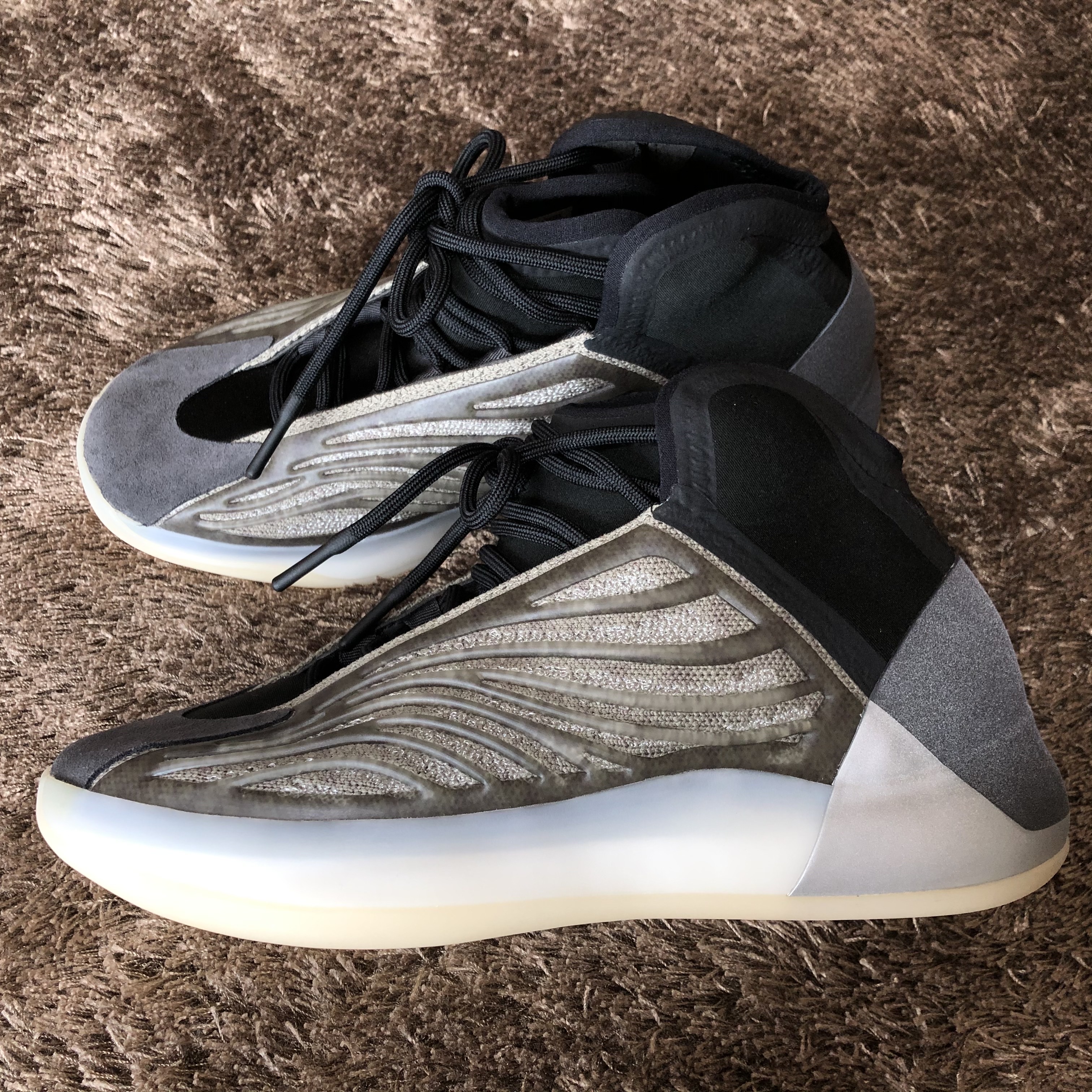 Adidas Yeezy QNTM Barium 착용 스타일 - 4