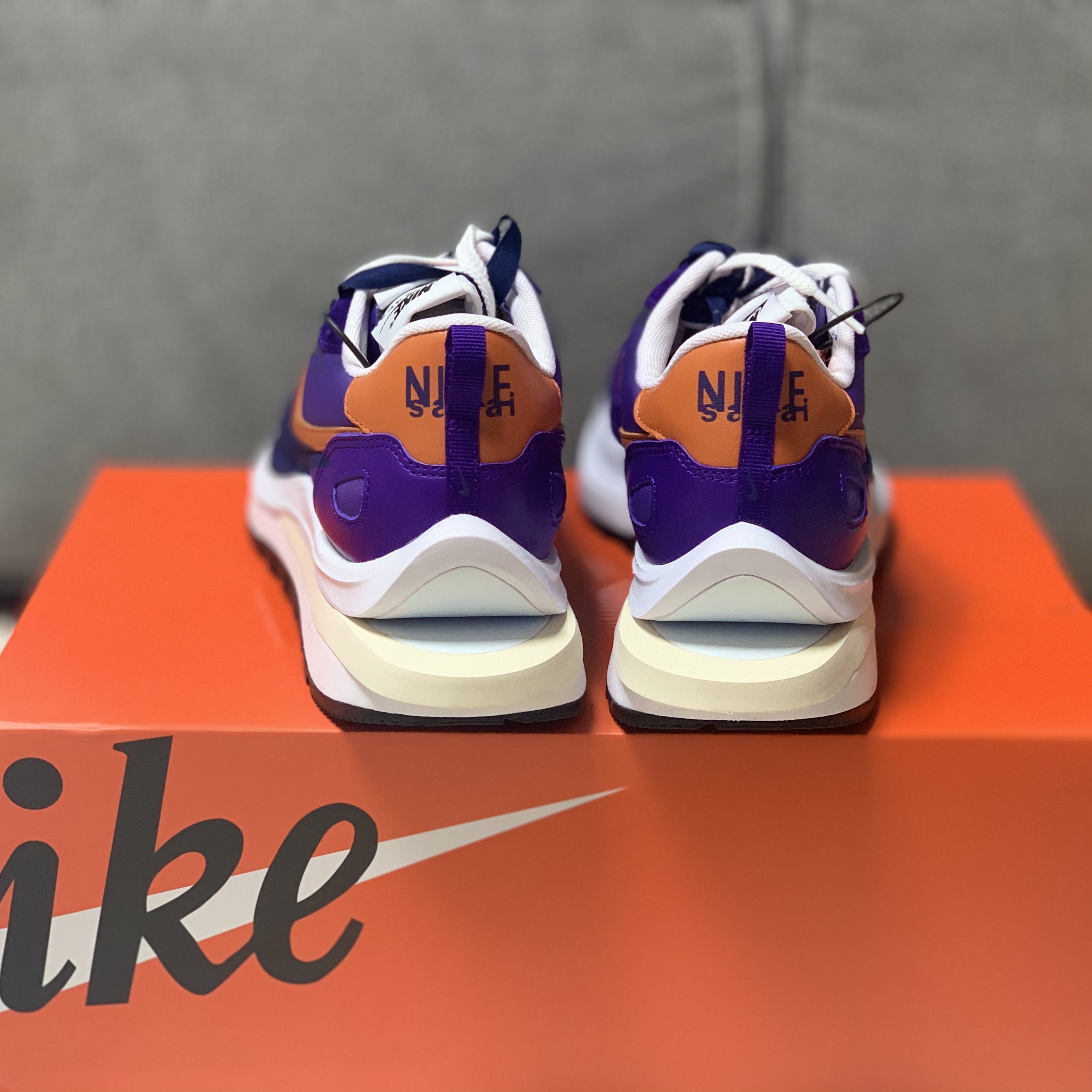 Nike x Sacai VaporWaffle Dark Iris 착용 스타일 - 3