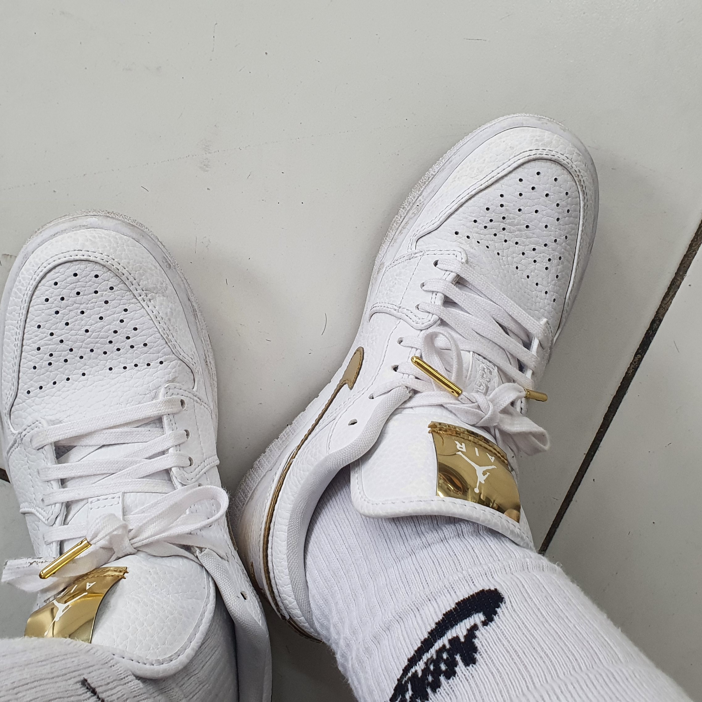 (W) Jordan 1 Low SE White Metallic Gold 착용 스타일 - 1