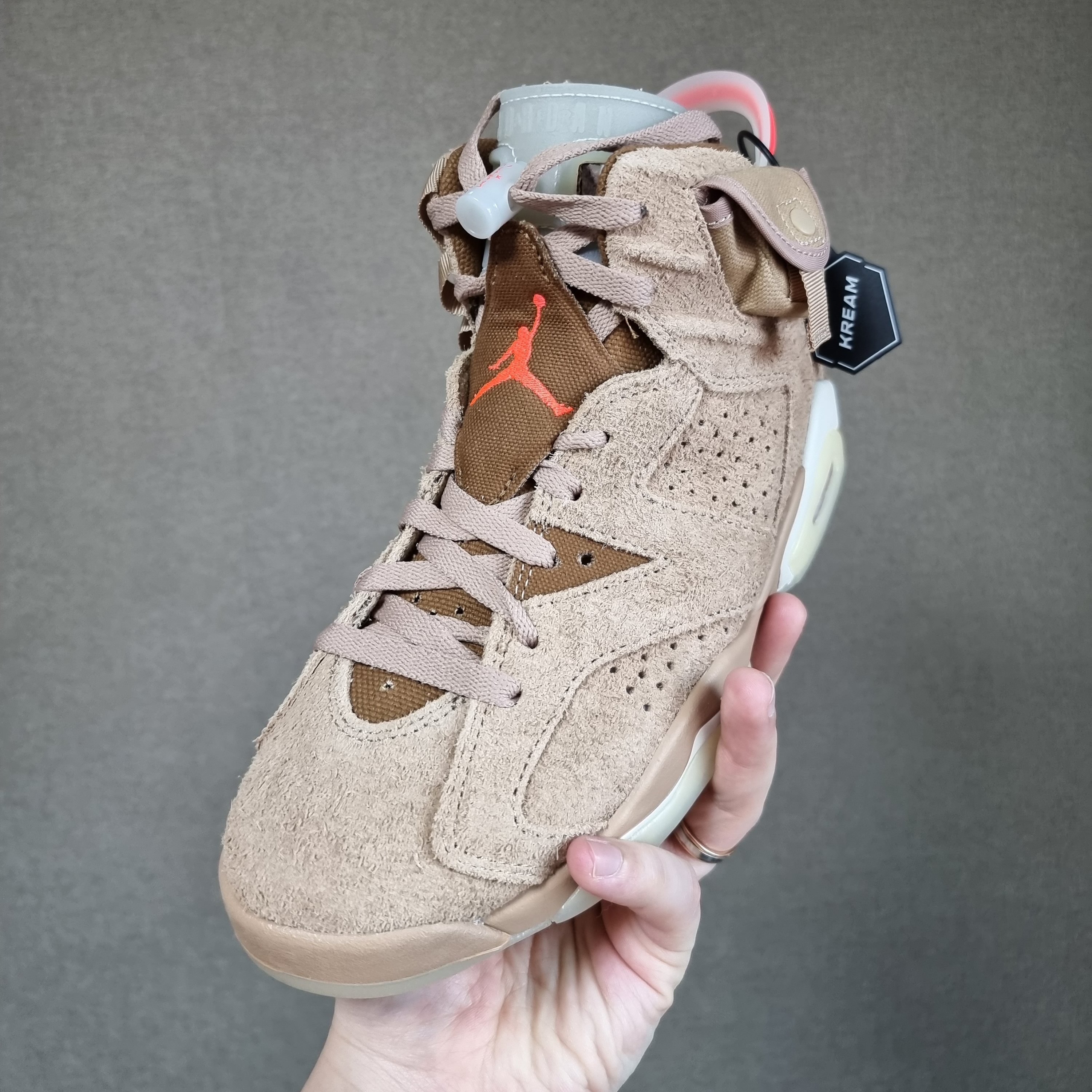 Jordan 6 x Travis Scott Retro SP British Khaki 착용 스타일