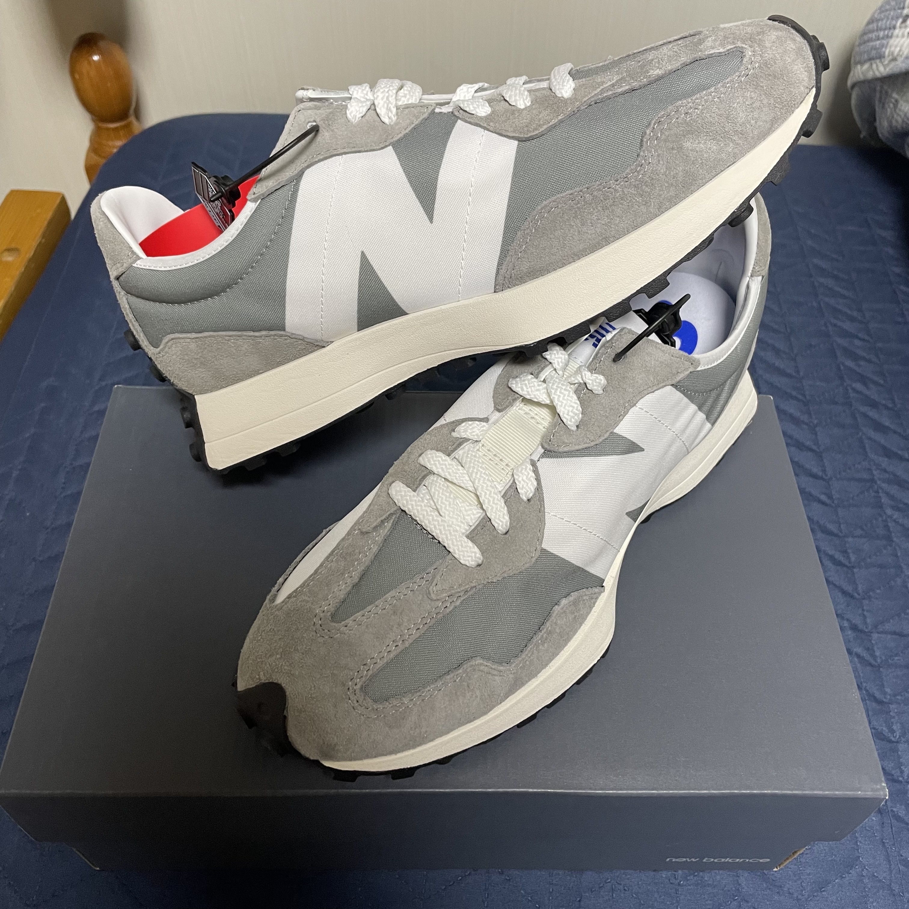 New Balance 327 Grey 착용 스타일 - 1