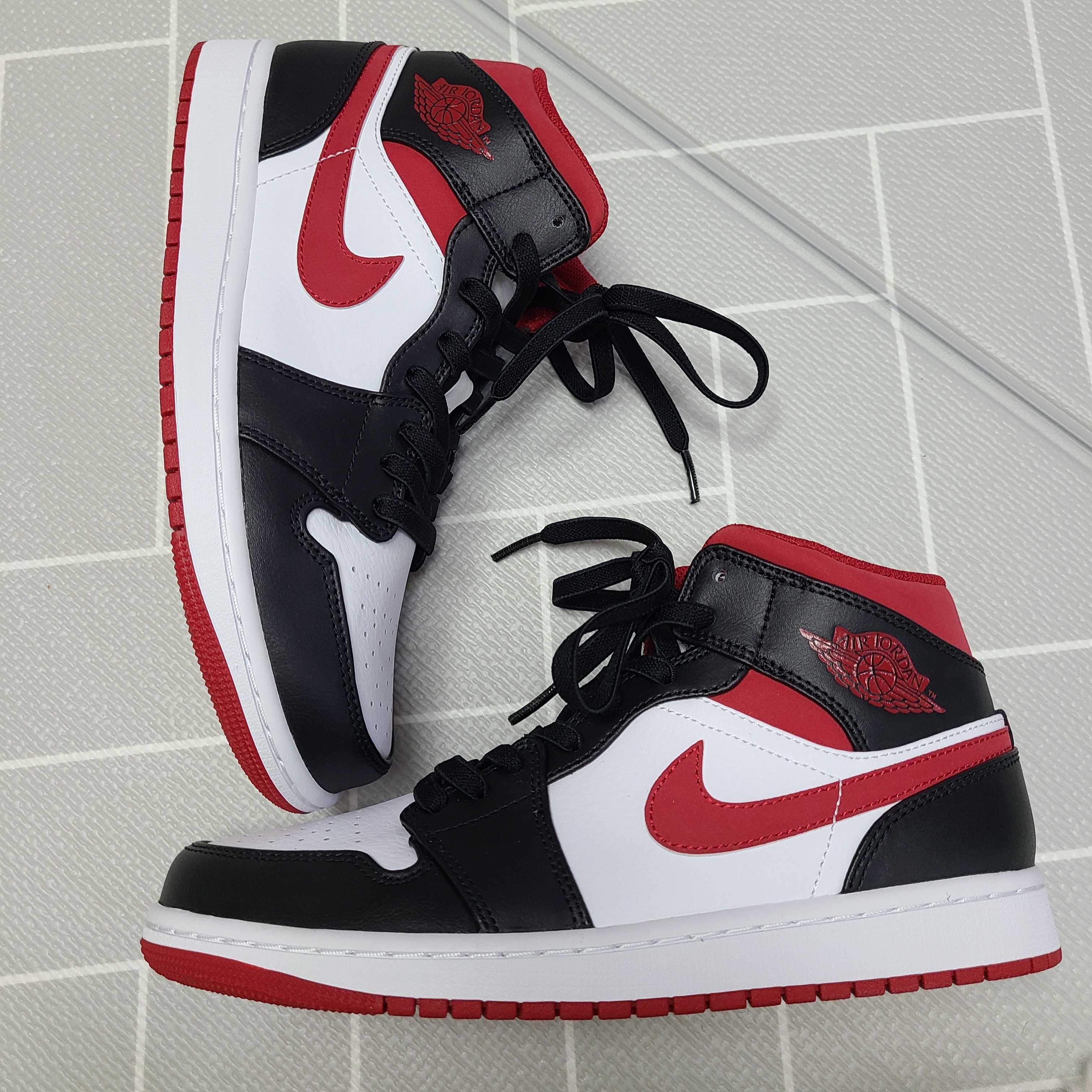 Jordan 1 Mid Gym Red Black White 착용 스타일 - 3