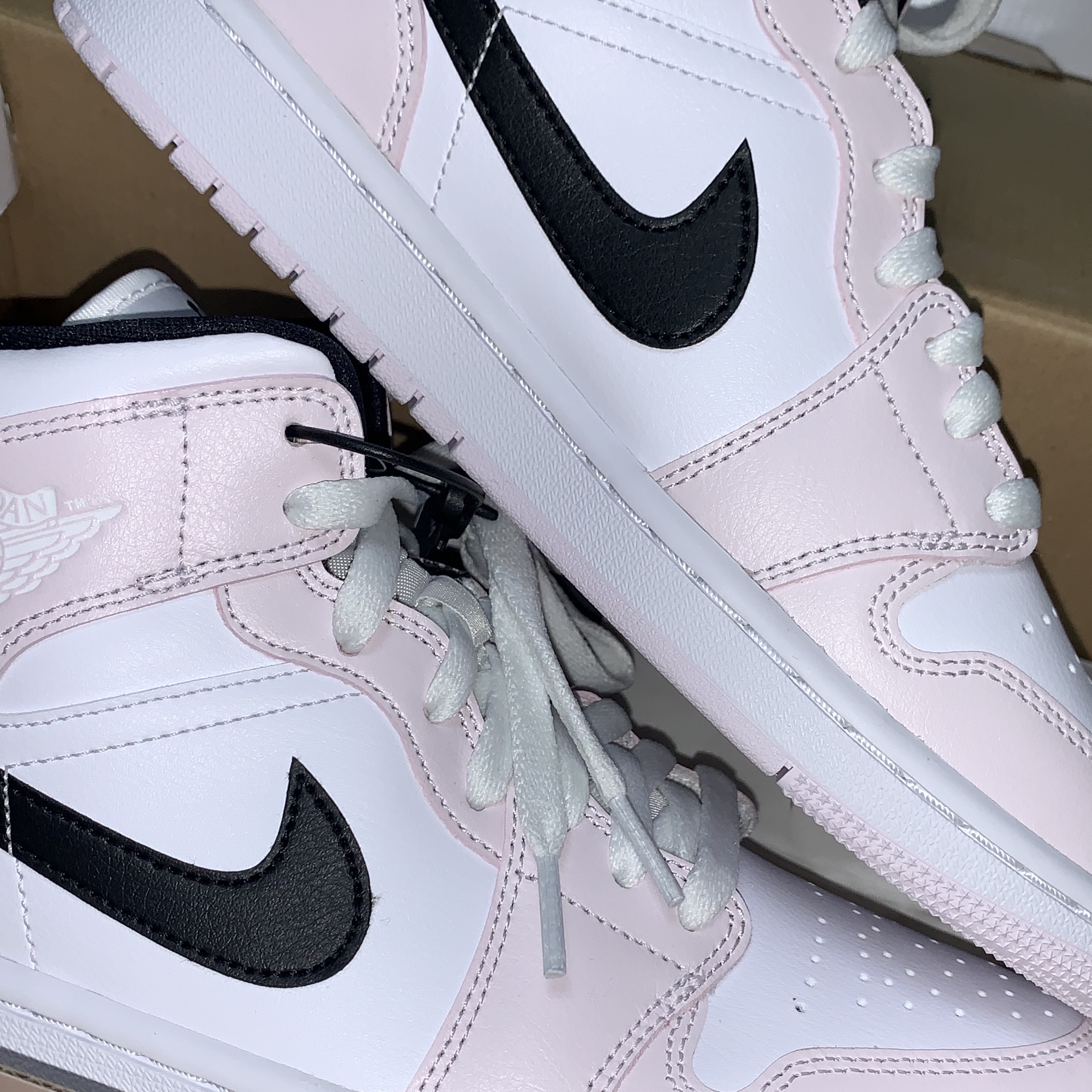 (W) Jordan 1 Mid Barely Rose 착용 스타일 - 2