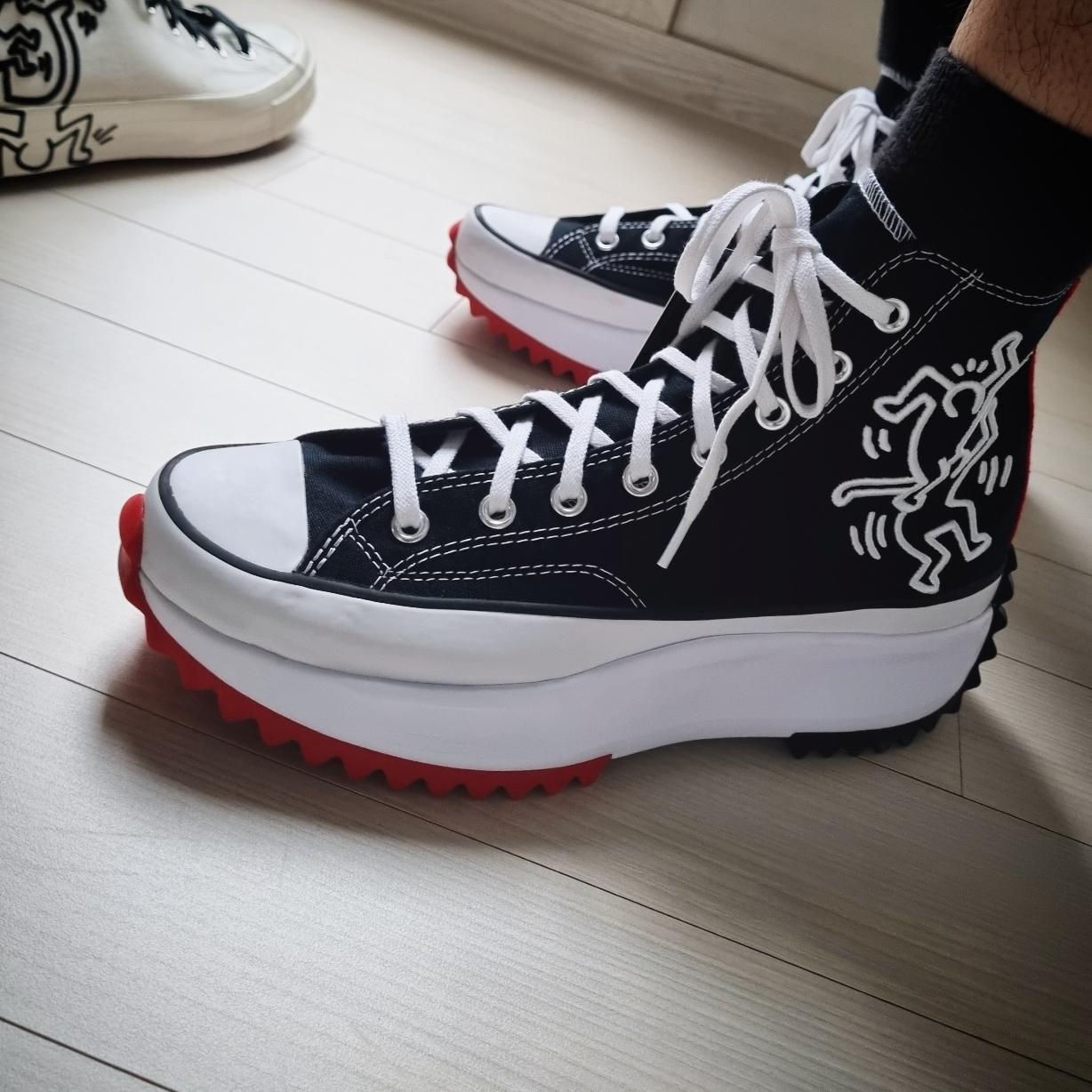Converse x Keith Haring Run Star Hike Hi Black Red 착용 스타일 - 1