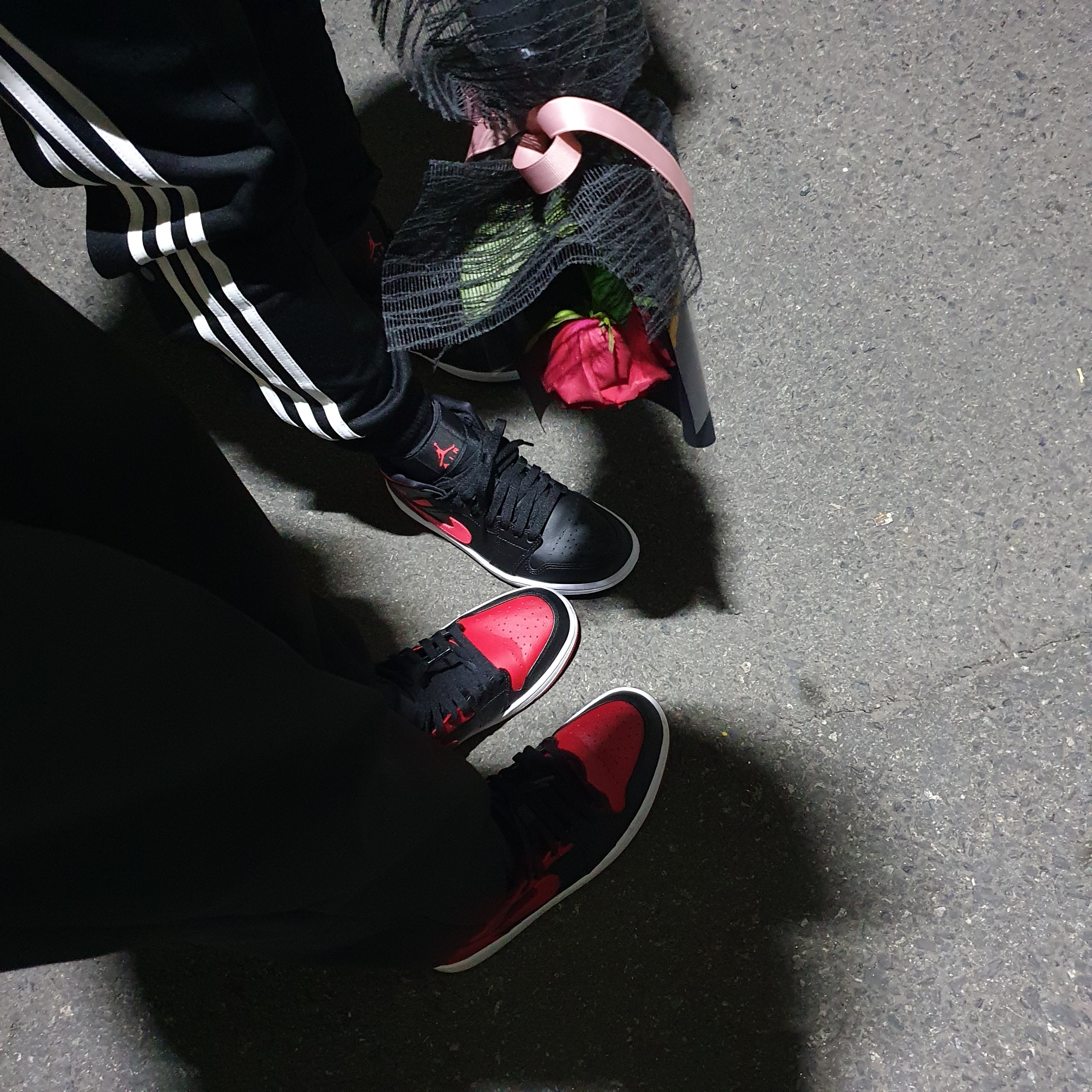 (W) Jordan 1 Mid Siren Red, Jordan 1 Mid Bred Banned 2020 착용 스타일 - 4
