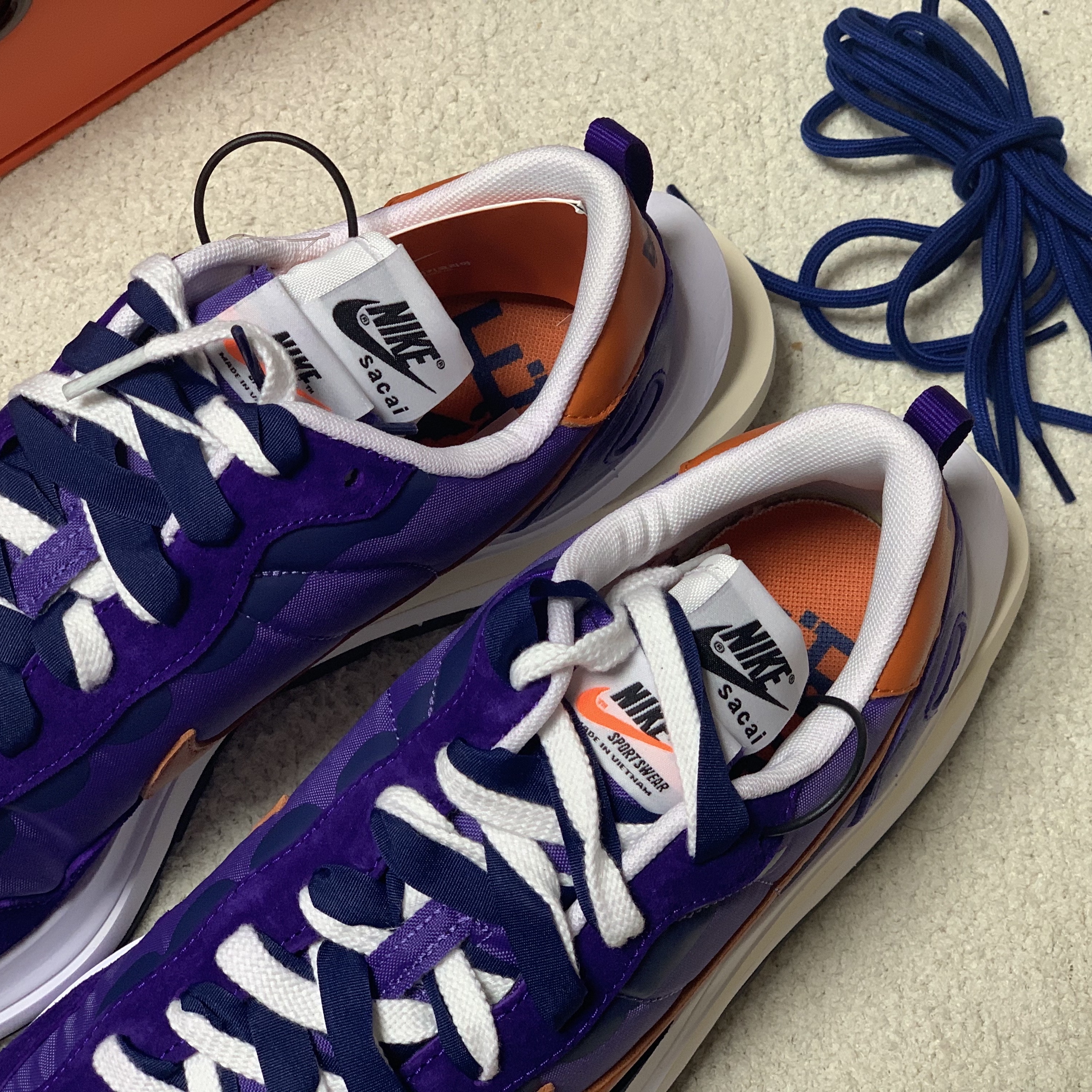 Nike x Sacai VaporWaffle Dark Iris 착용 스타일 - 5
