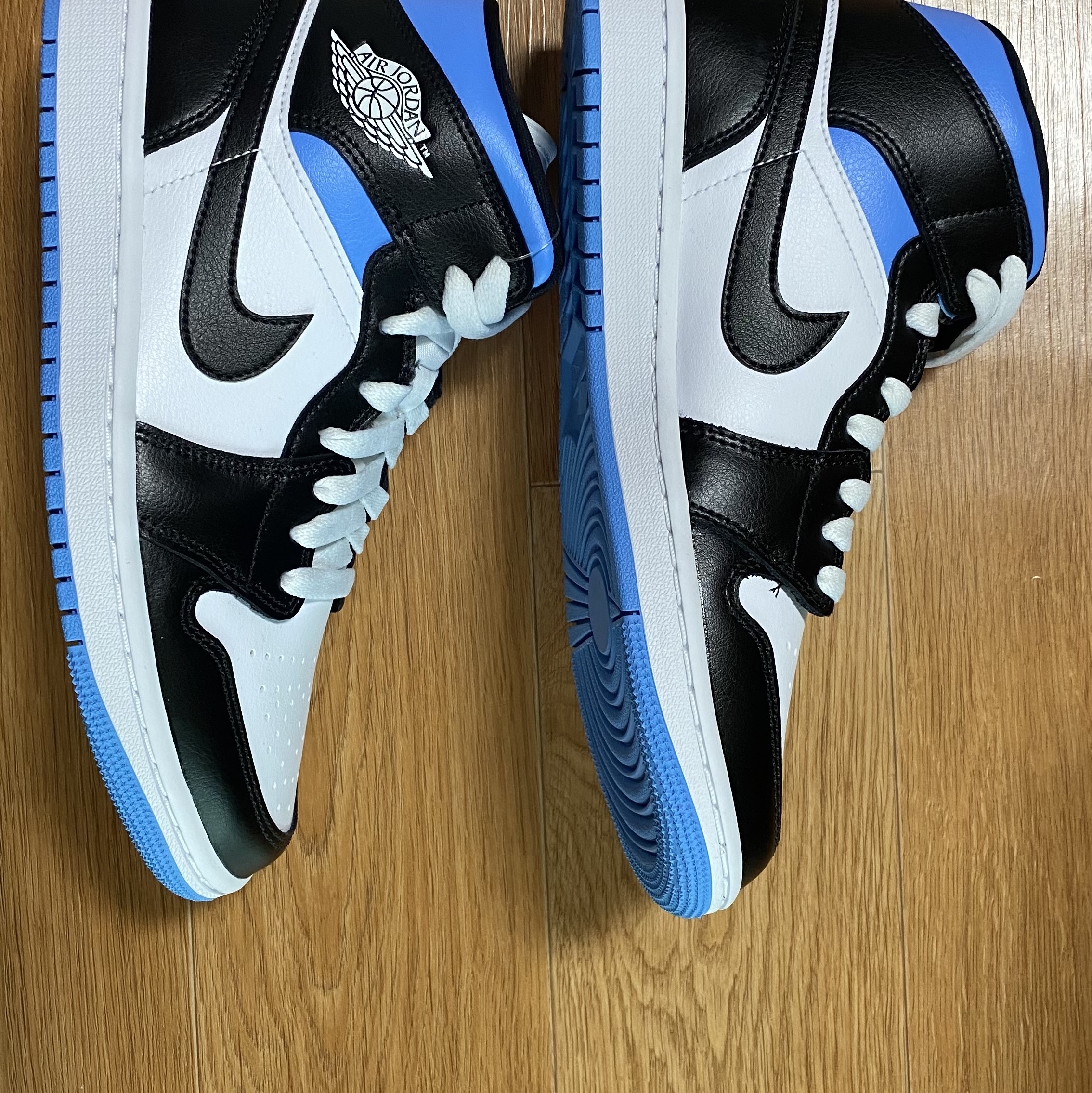 (W) Jordan 1 Mid White Black University Blue 착용 스타일 - 3