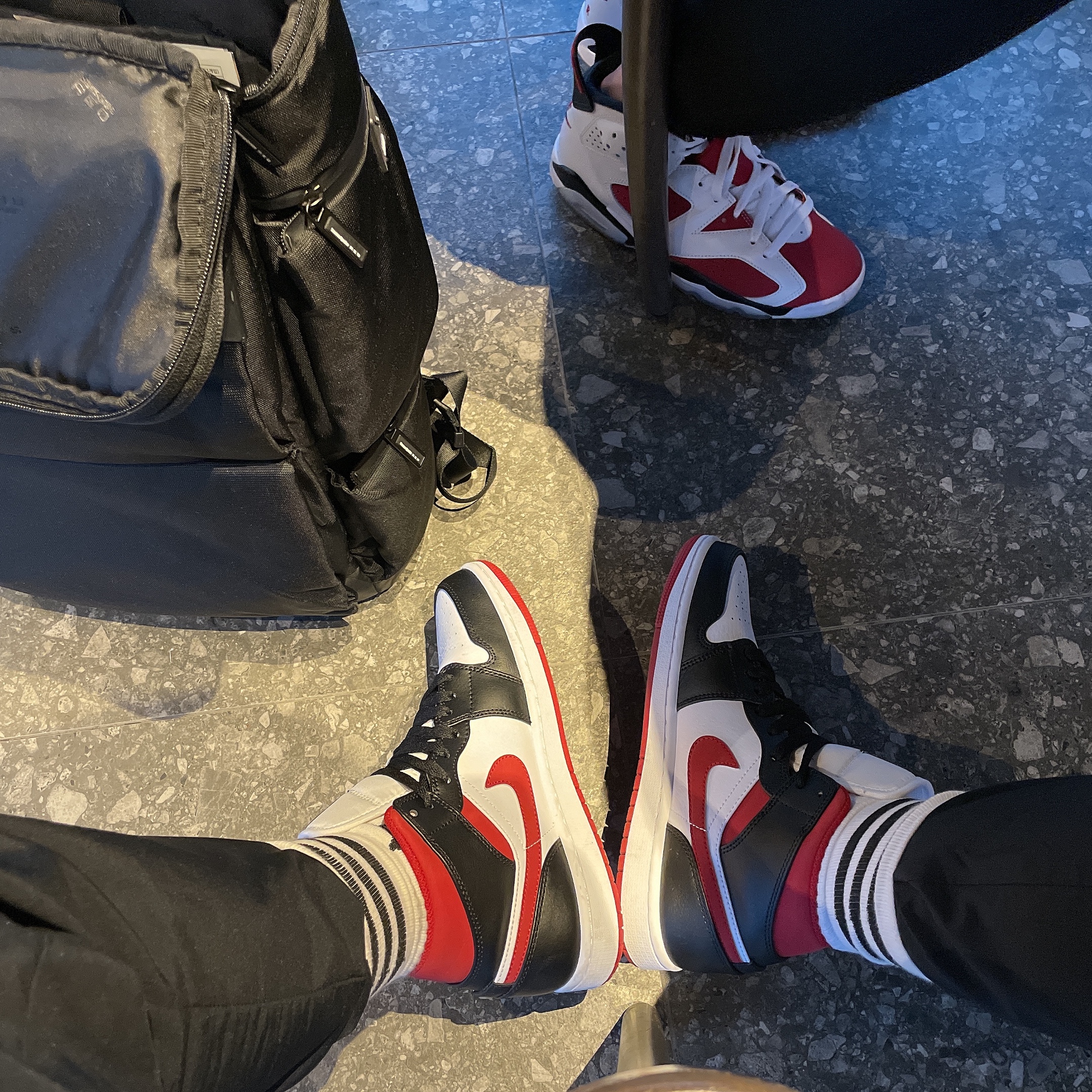 Jordan 1 Mid Gym Red Black White, Jordan 6 Retro Carmine 2021 착용 스타일