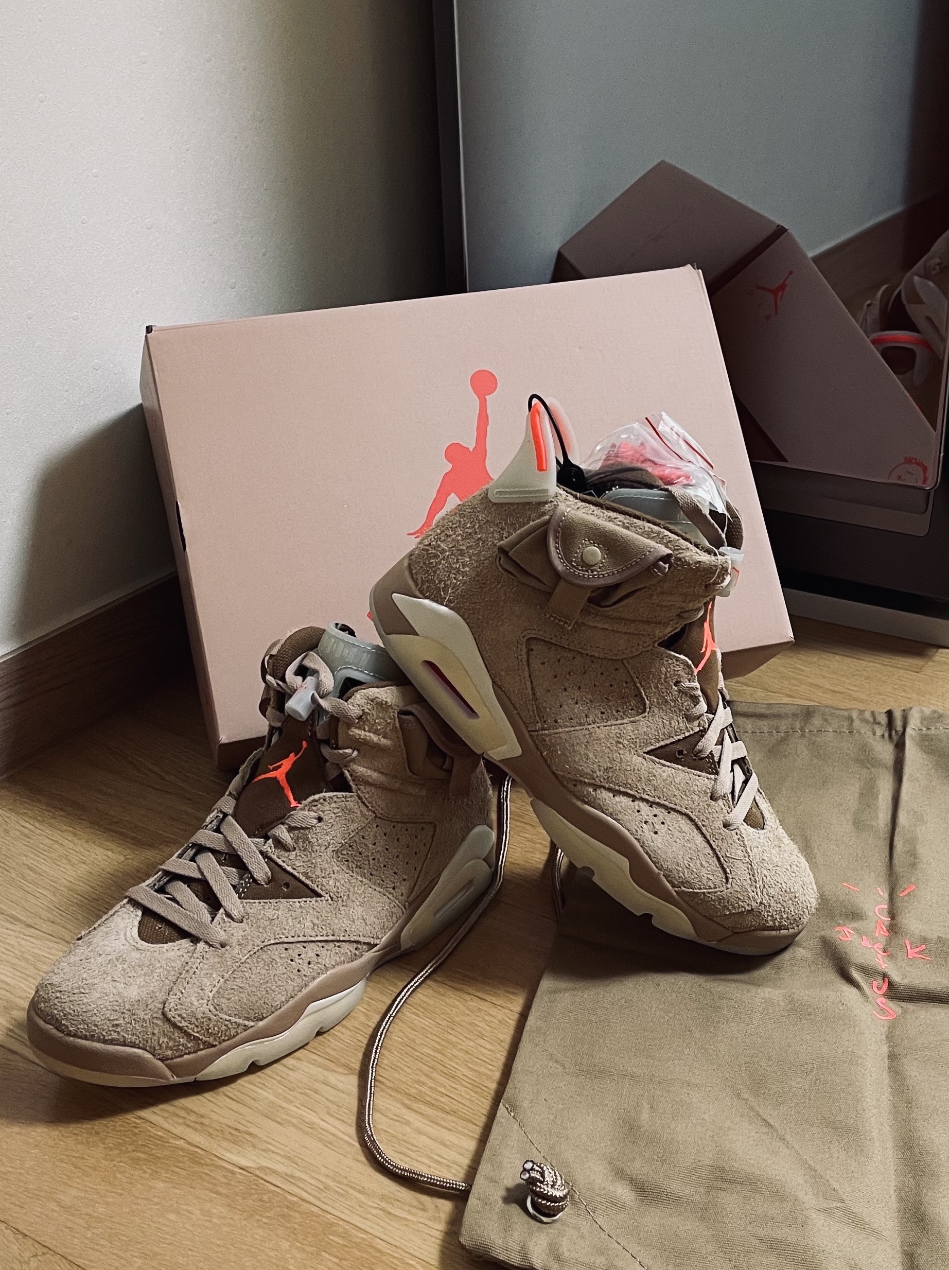 Jordan 6 x Travis Scott Retro SP British Khaki 착용 스타일