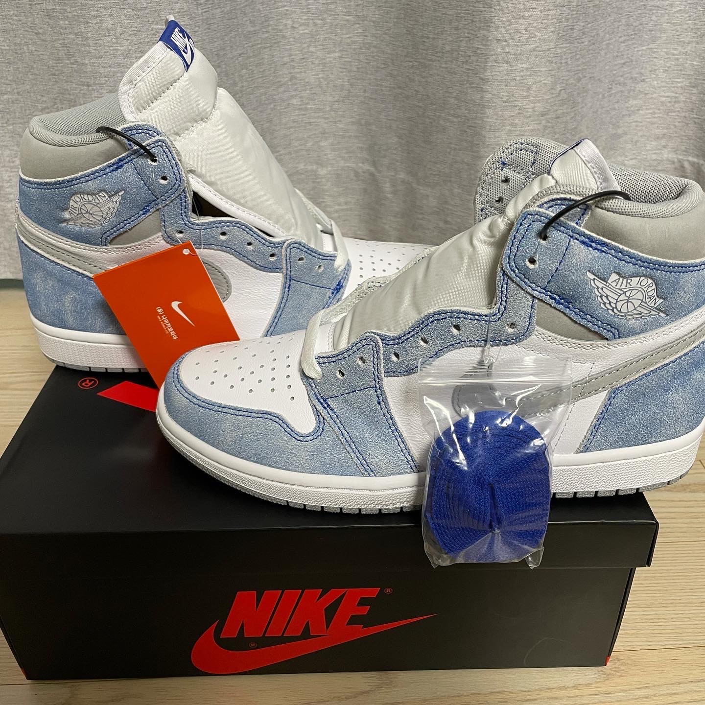 Jordan 1 Retro High OG Hyper Royal 착용 스타일