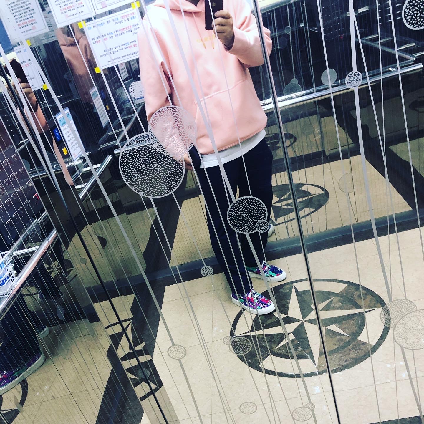Jordan 1 Retro High OG Shadow 2.0, Converse x Fear of God Essentials Skid Grip Hi 착용 스타일 - 2