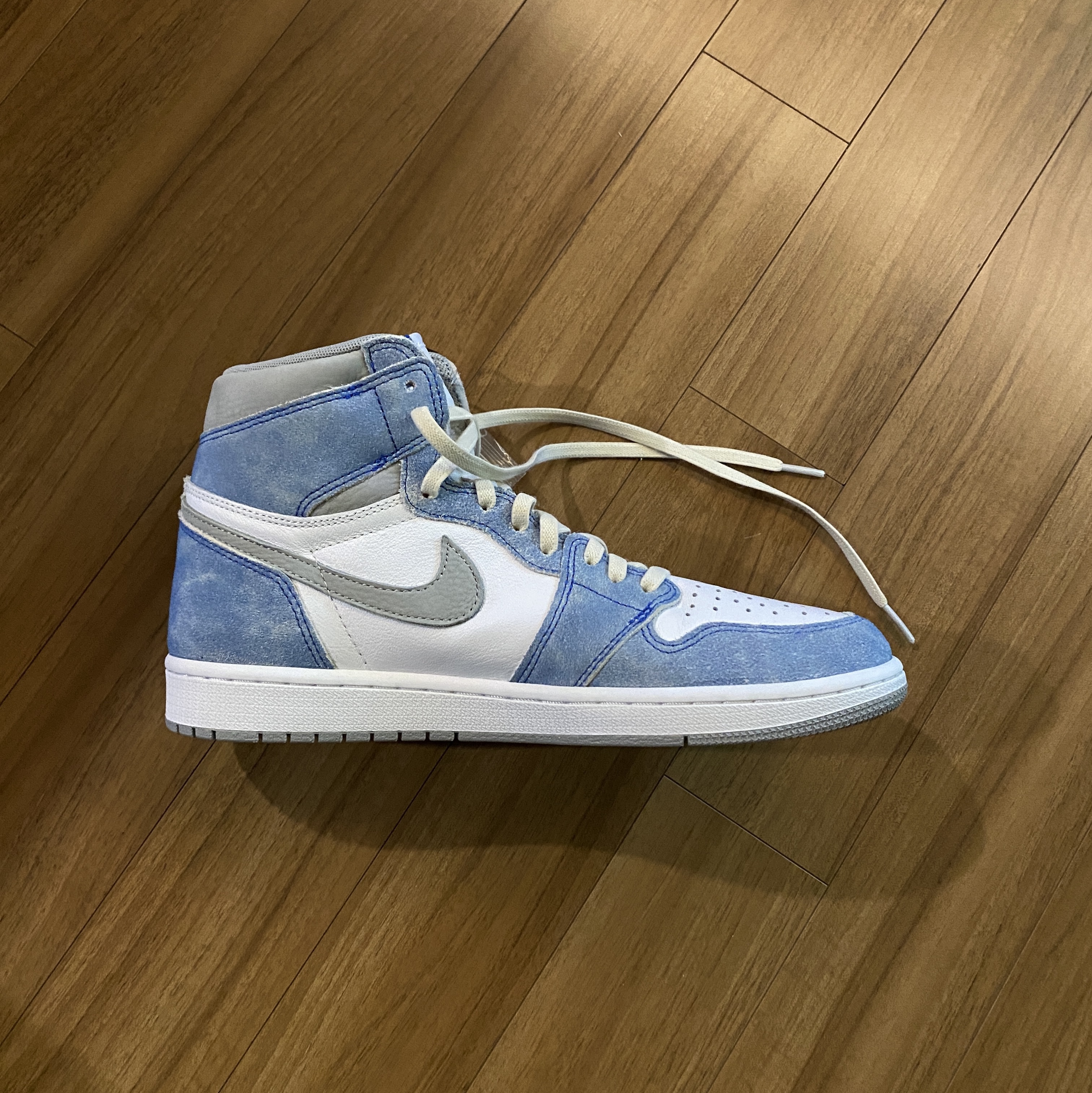 Jordan 1 Retro High OG Hyper Royal 착용 스타일 - 1