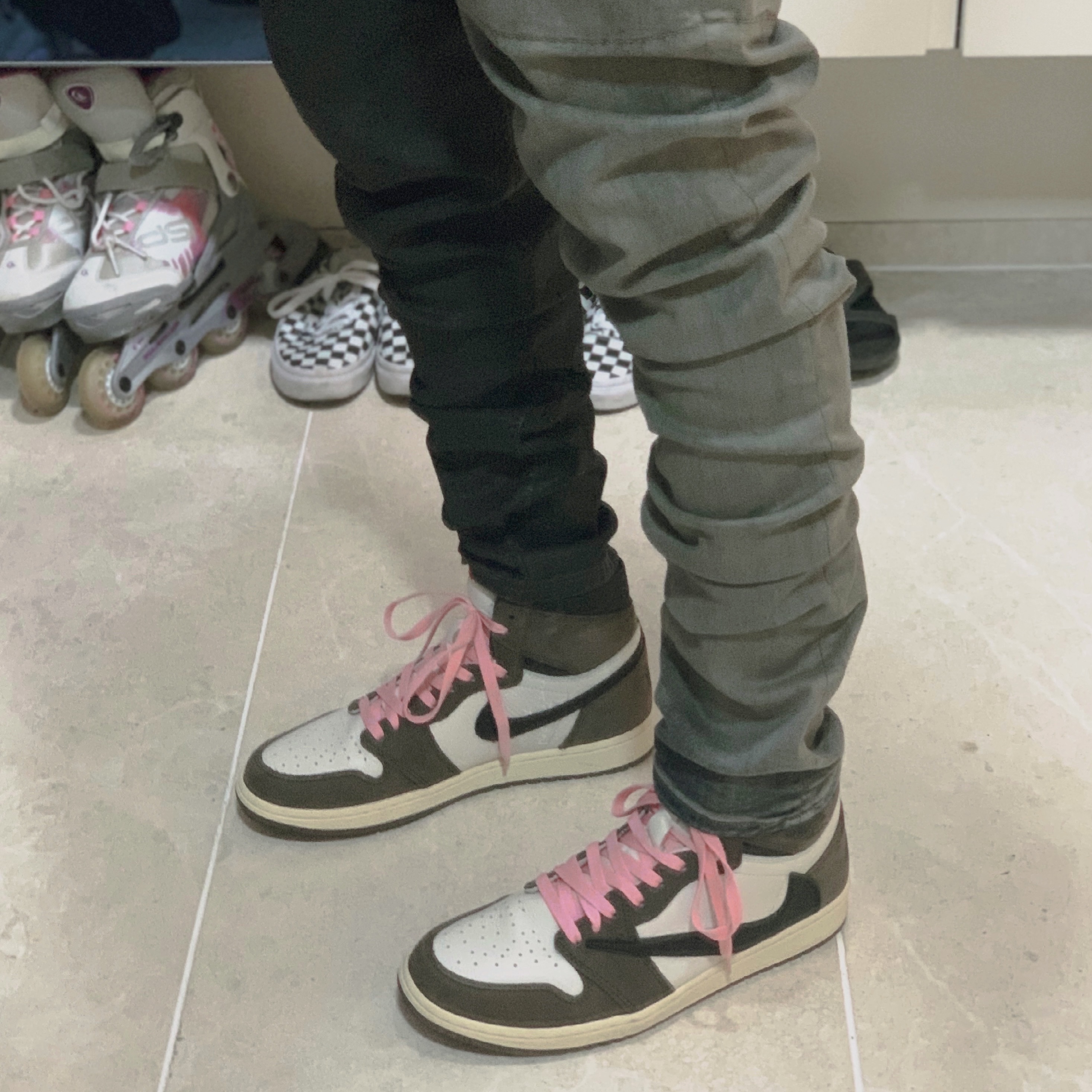 Jordan 1 x Travis Scott Retro High OG SP Mocha 착용 스타일 - 2