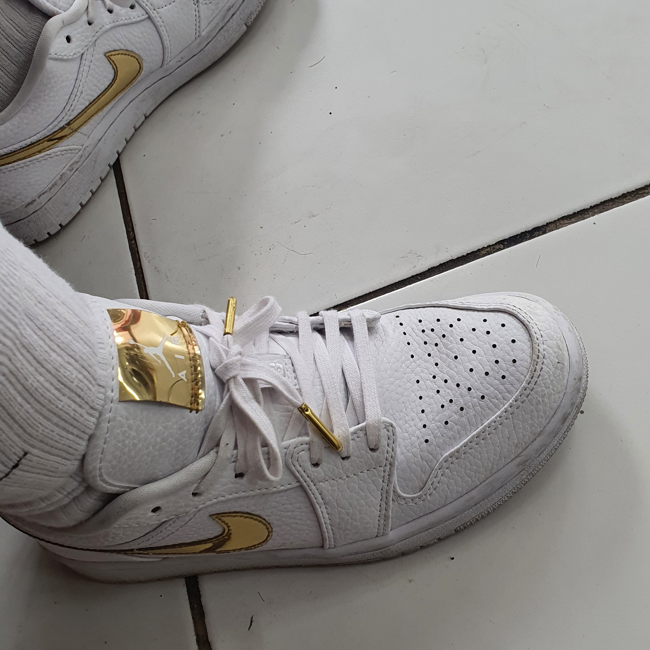(W) Jordan 1 Low SE White Metallic Gold 착용 스타일 - 2