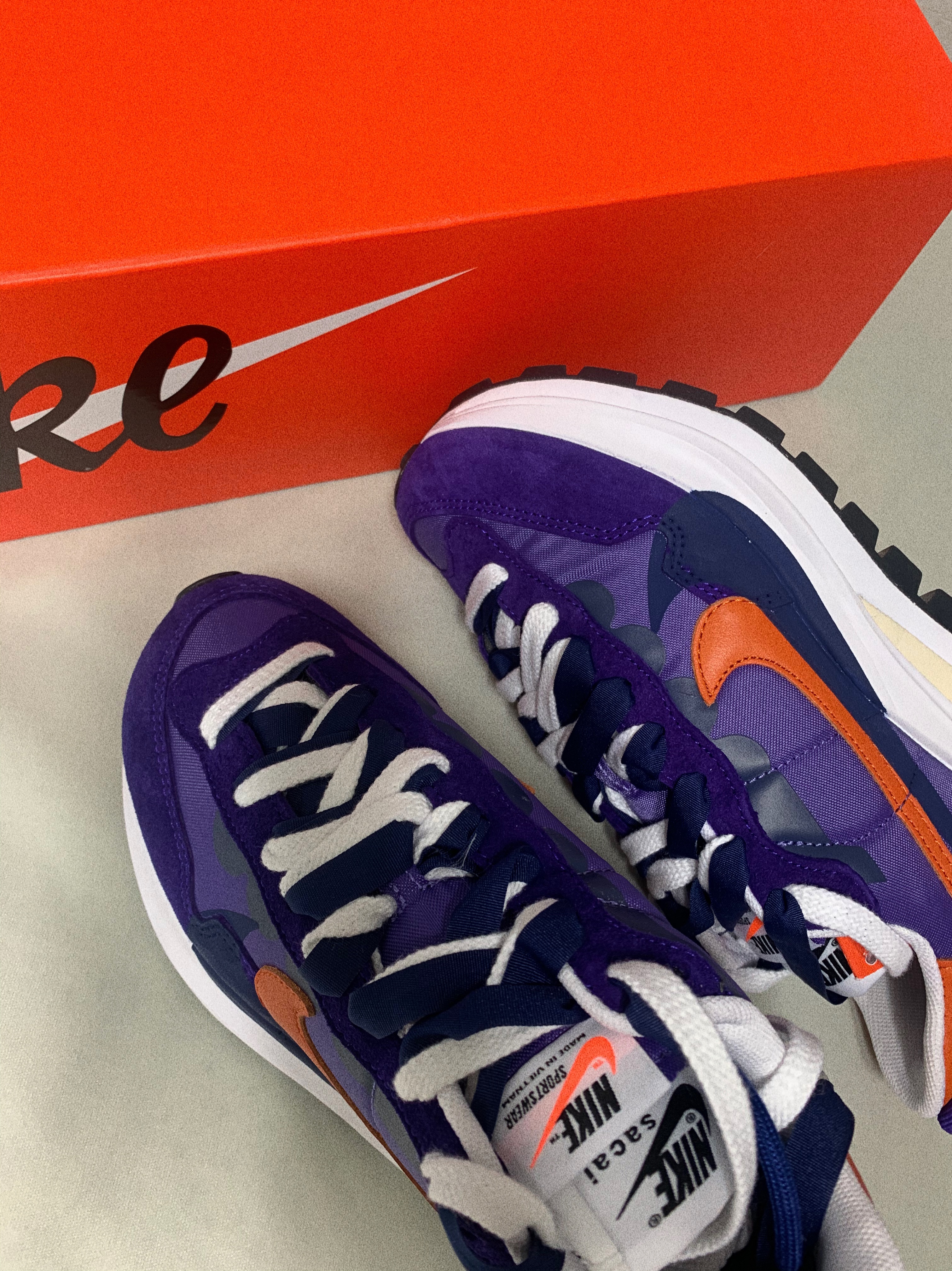 Nike x Sacai VaporWaffle Dark Iris 착용 스타일 - 2