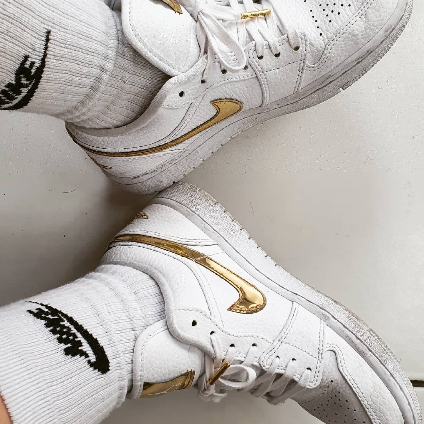 (W) Jordan 1 Low SE White Metallic Gold 착용 스타일 - 3