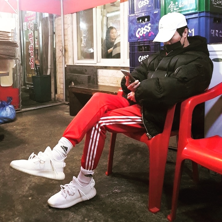 Adidas Yeezy Boost 350 V2 Cream/Triple White 착용 스타일 - 3