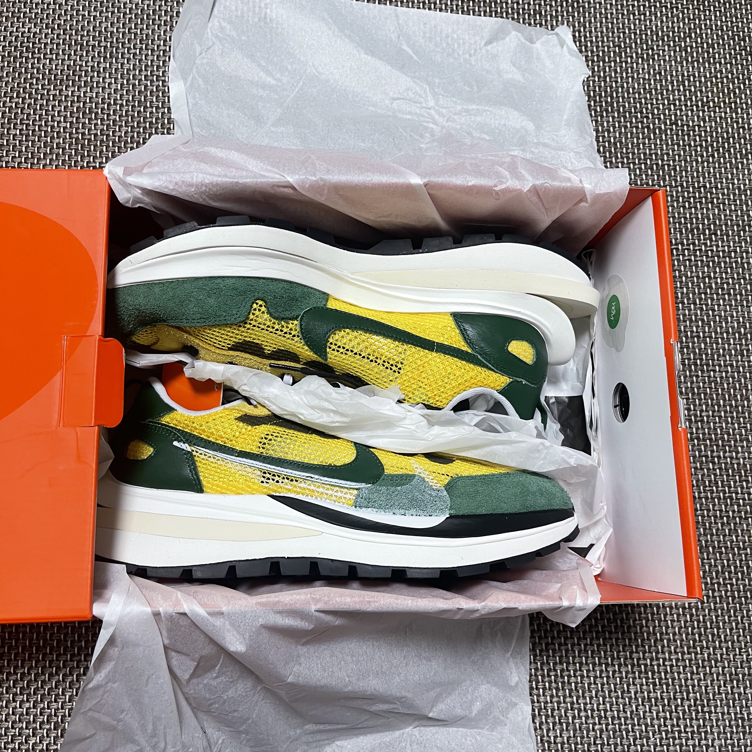 Nike x Sacai VaporWaffle Tour Yellow & Gorge Green Sail 착용 스타일