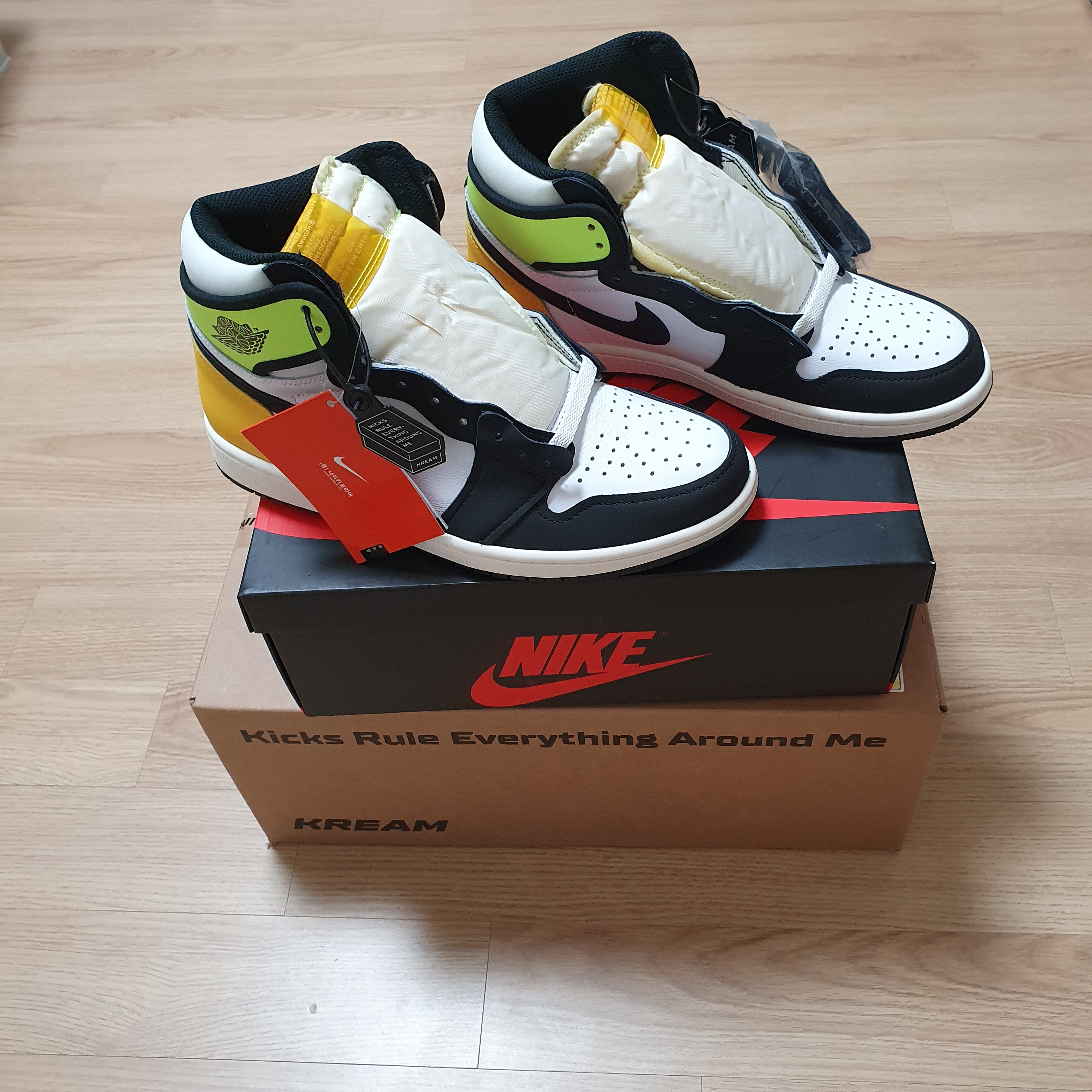 Jordan 1 Retro High OG Volt Gold 착용 스타일 - 2