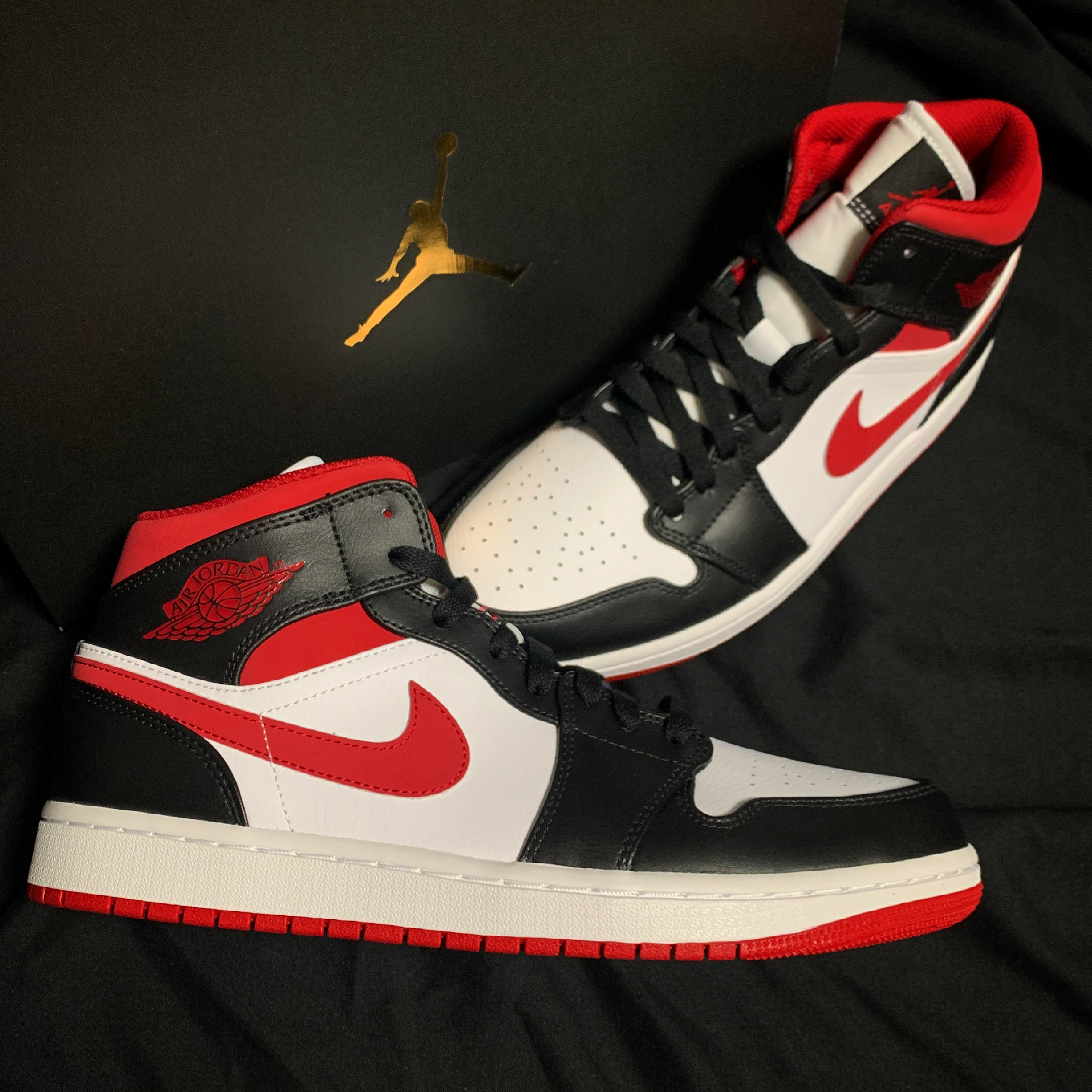 Jordan 1 Mid Gym Red Black White 착용 스타일