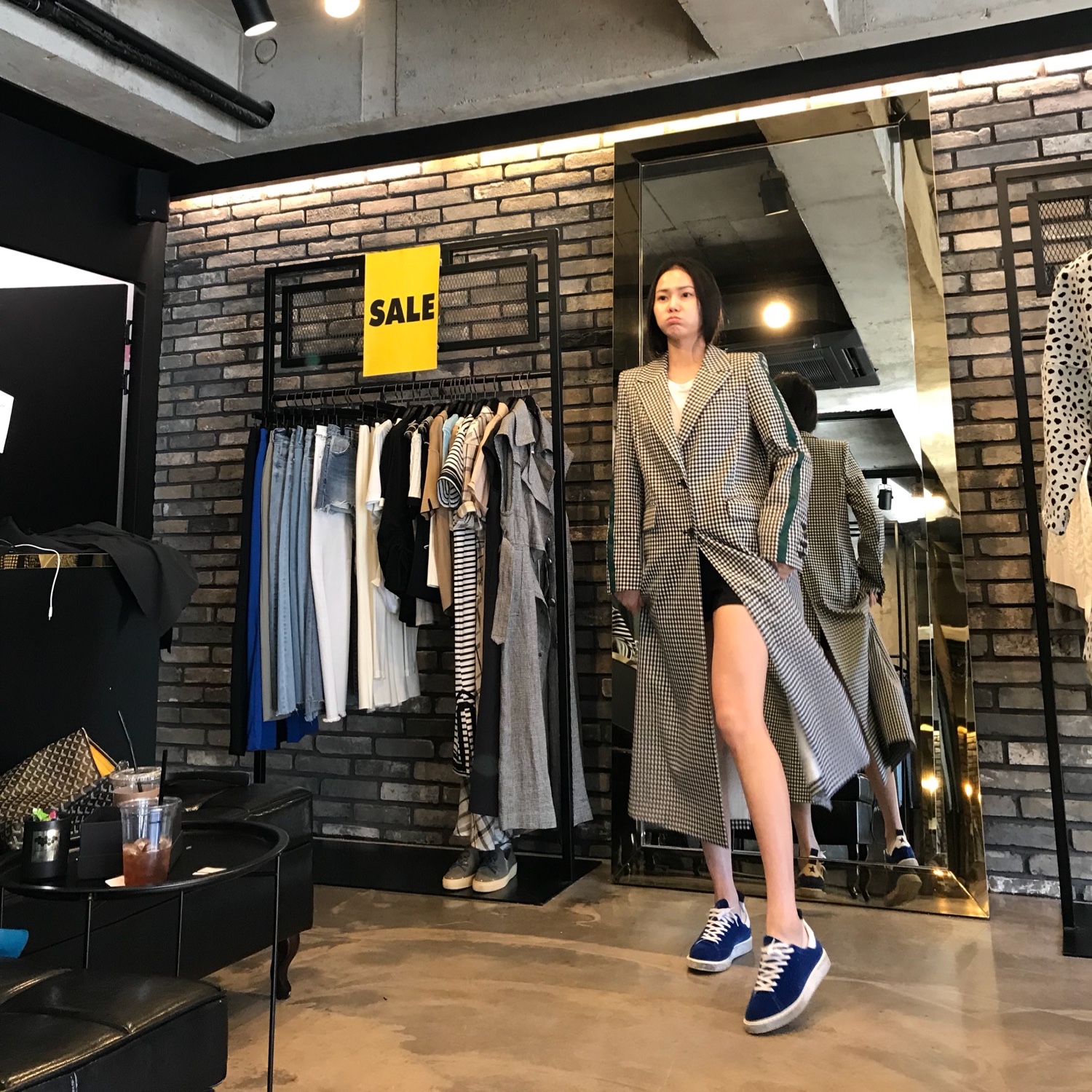 Nike x Sacai LDWaffle Green Multi, (W) Alexander McQueen Oversized Sneakers Paris Blue 착용 스타일 - 2