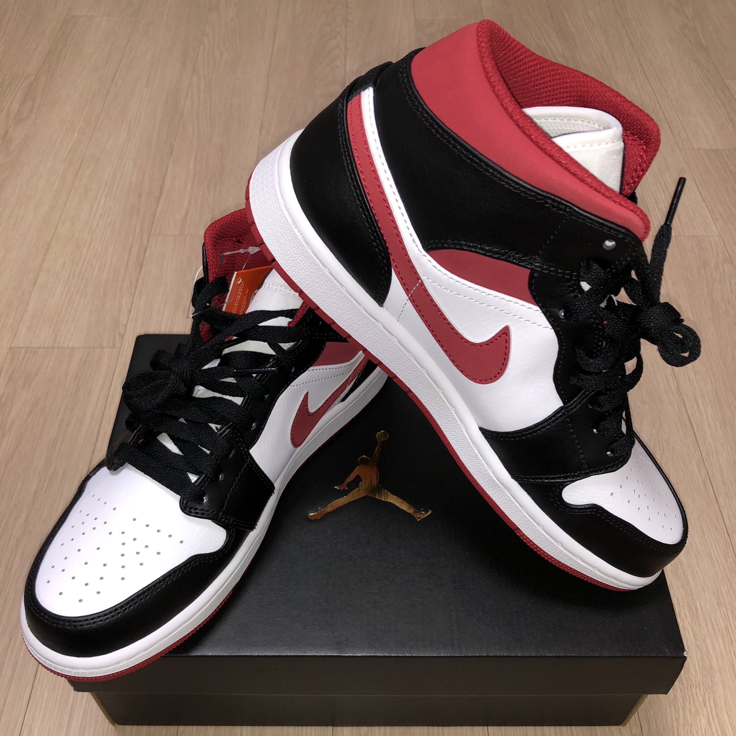 Jordan 1 Mid Gym Red Black White 착용 스타일 - 1