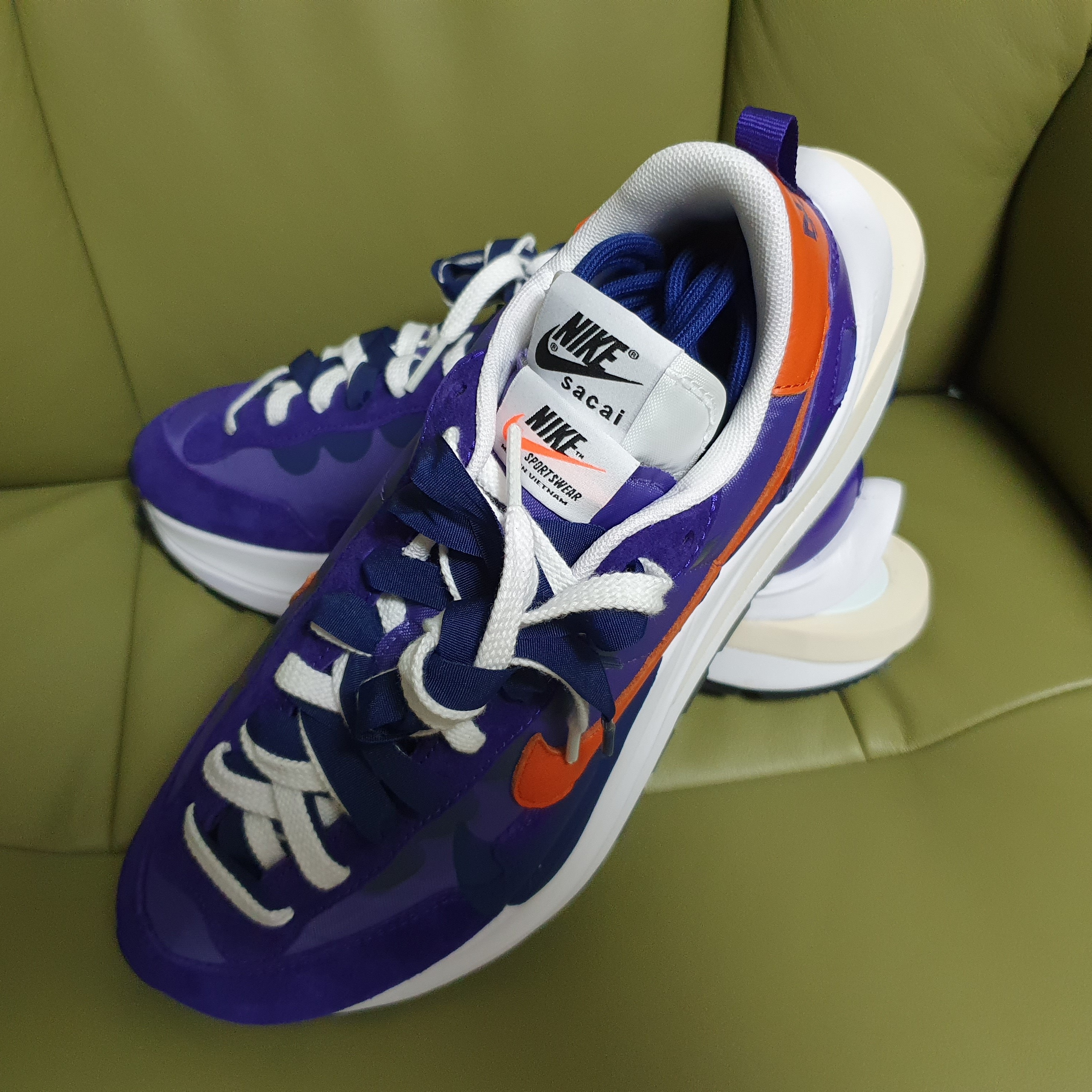 Nike x Sacai VaporWaffle Dark Iris 착용 스타일 - 2