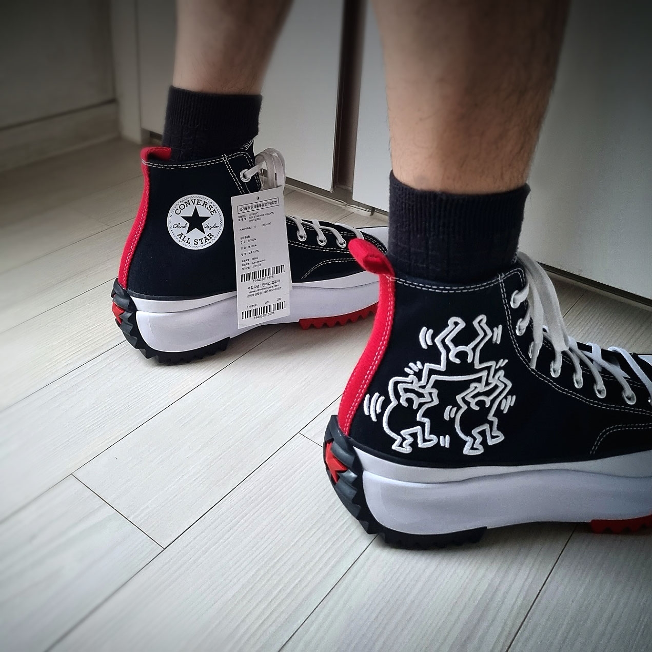 Converse x Keith Haring Run Star Hike Hi Black Red 착용 스타일 - 3