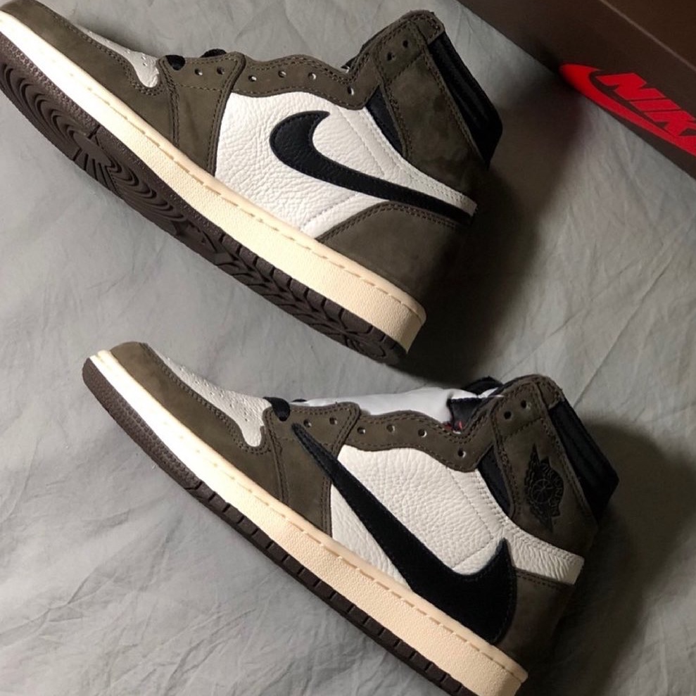 Jordan 1 x Travis Scott Retro High OG SP Mocha 착용 스타일 - 1