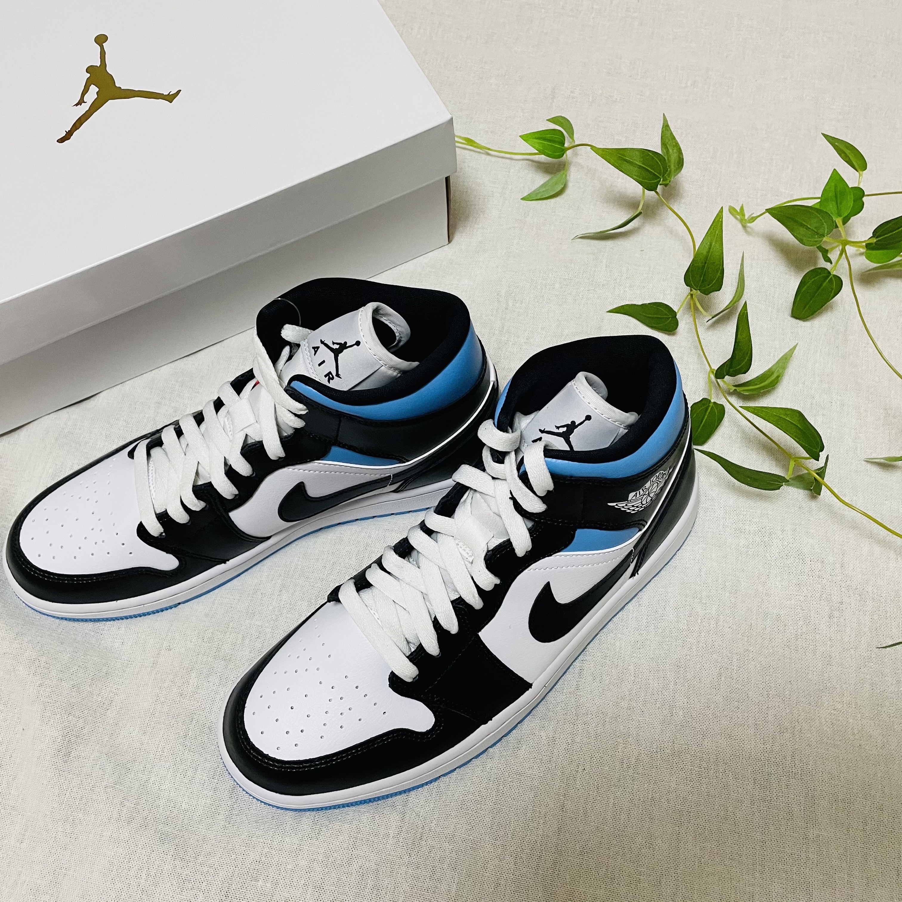 (W) Jordan 1 Mid White Black University Blue 착용 스타일 - 2