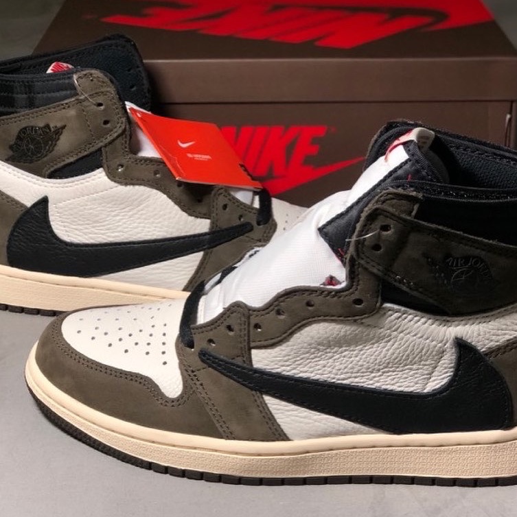 Jordan 1 x Travis Scott Retro High OG SP Mocha 착용 스타일 - 2