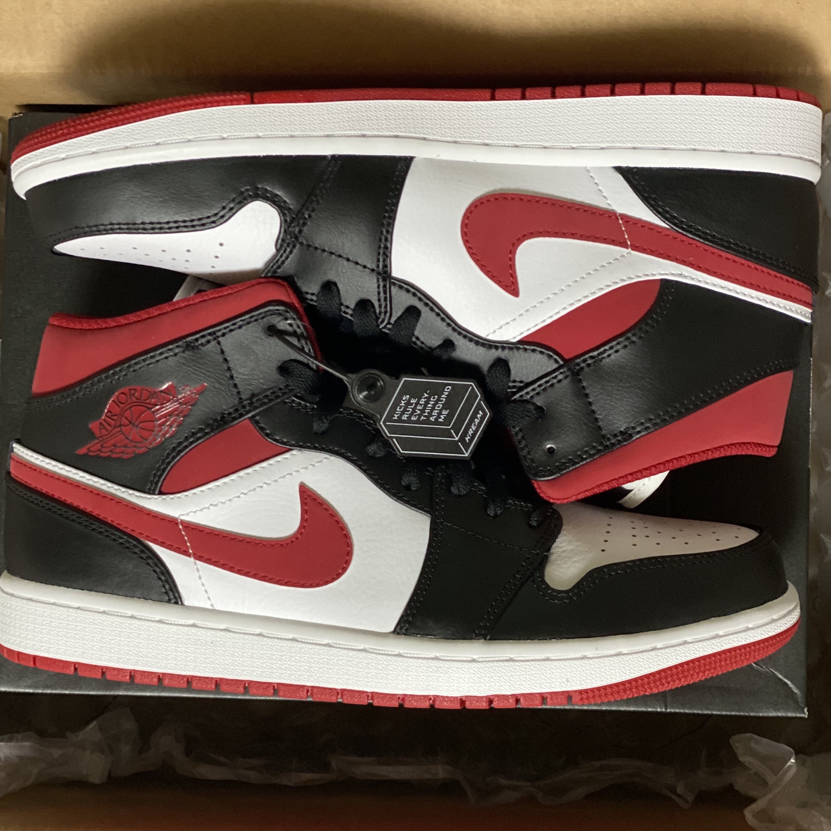 Jordan 1 Mid Gym Red Black White 착용 스타일