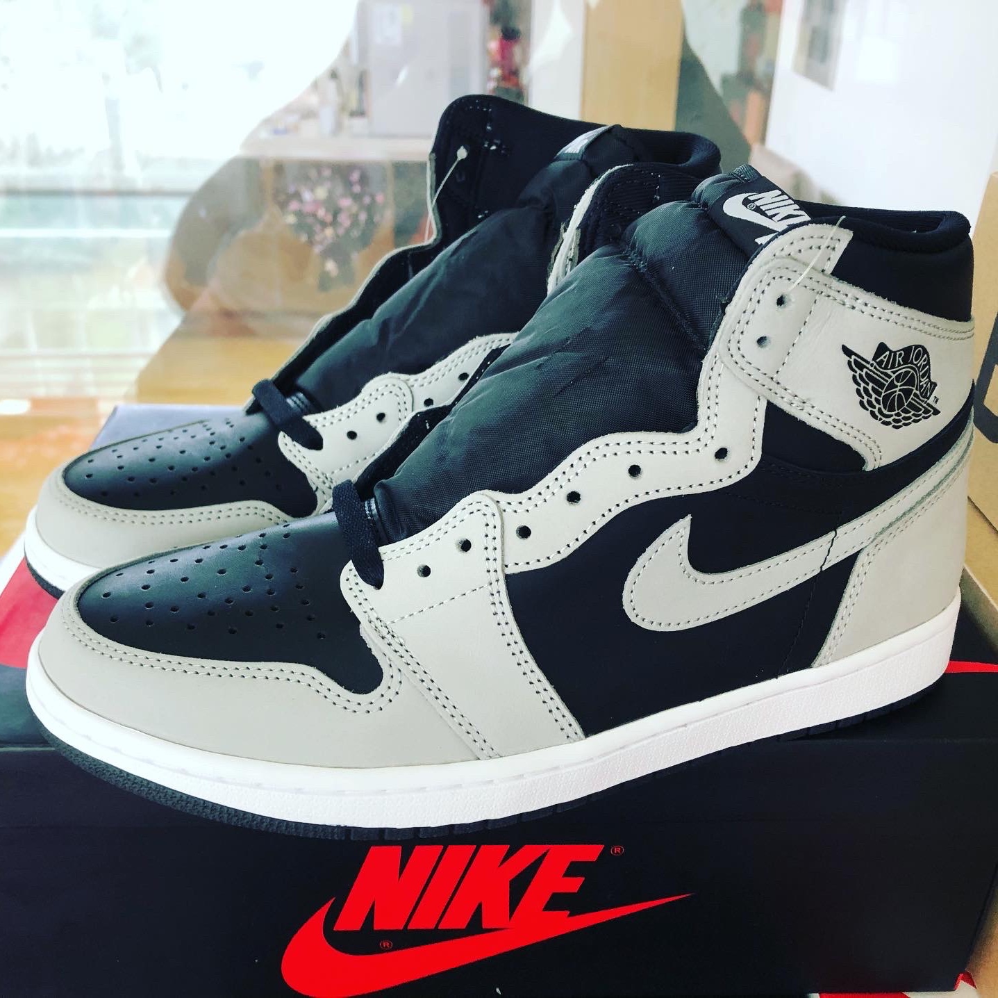 Jordan 1 Retro High OG Shadow 2.0, Converse x Fear of God Essentials Skid Grip Hi 착용 스타일 - 1