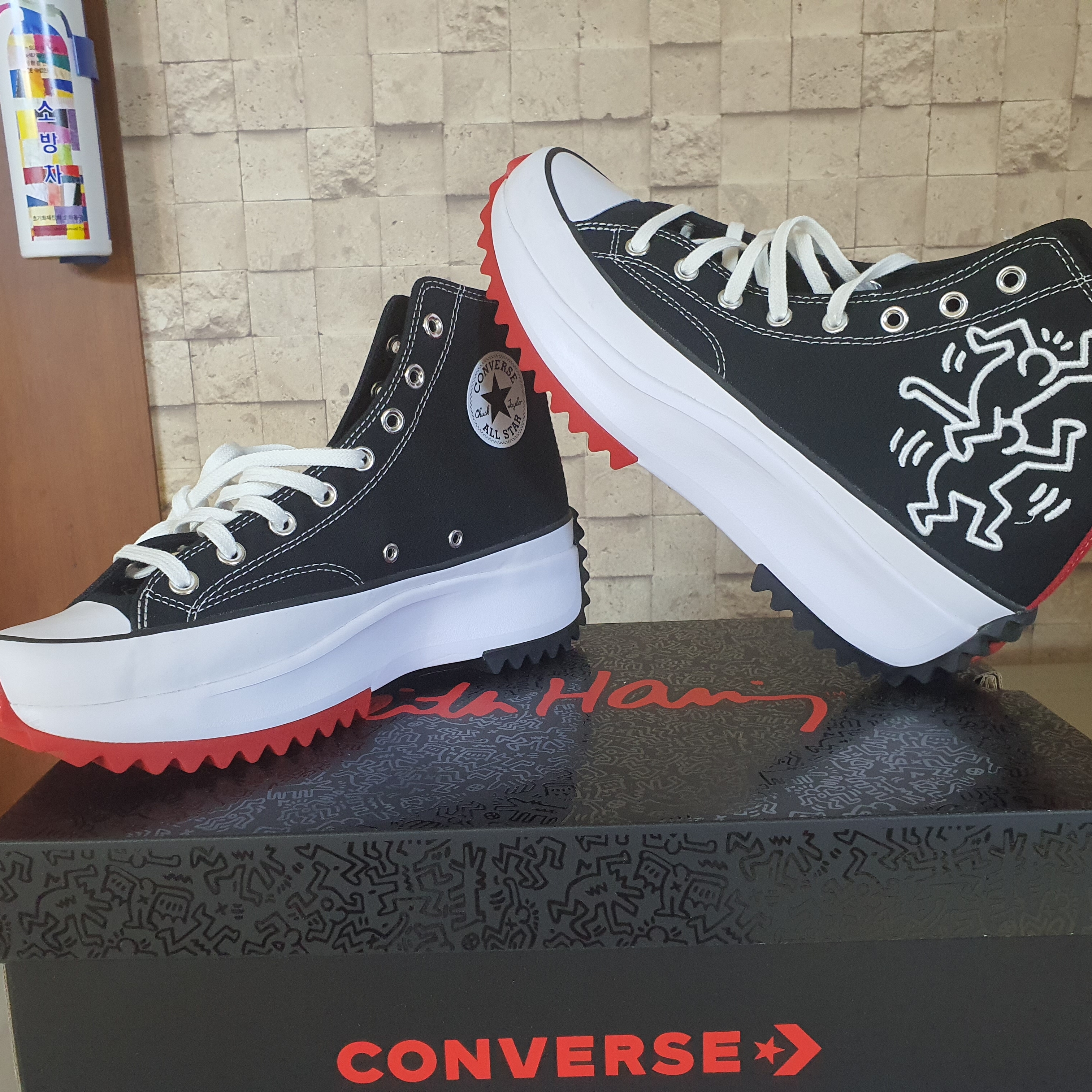 Converse x Keith Haring Run Star Hike Hi Black Red 착용 스타일