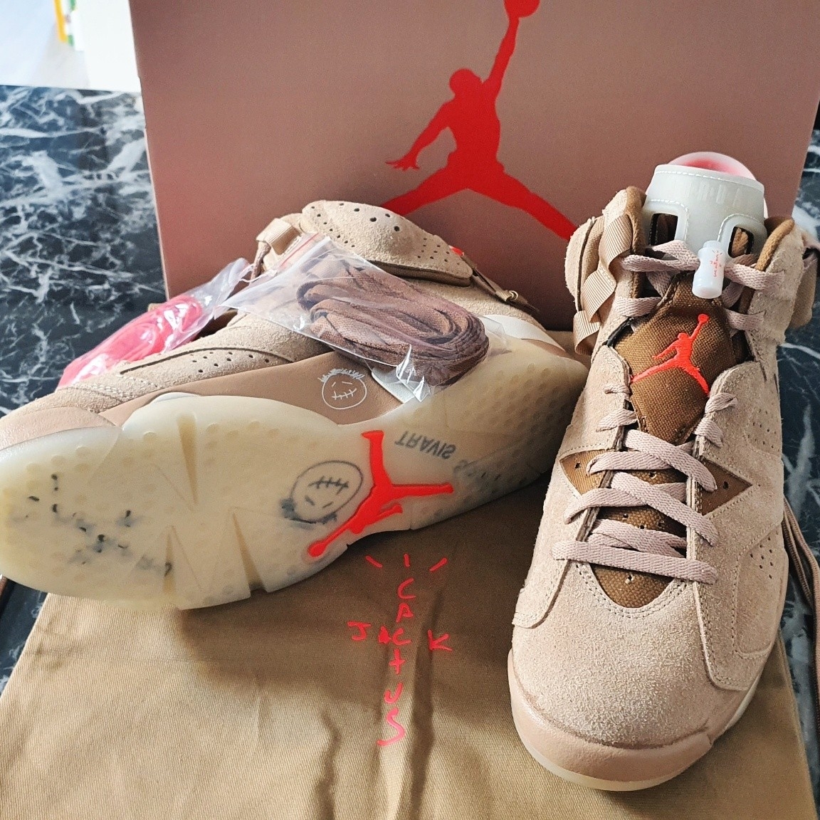 Jordan 6 x Travis Scott Retro SP British Khaki, Jordan 1 Retro High OG Shadow 2.0 착용 스타일 - 1