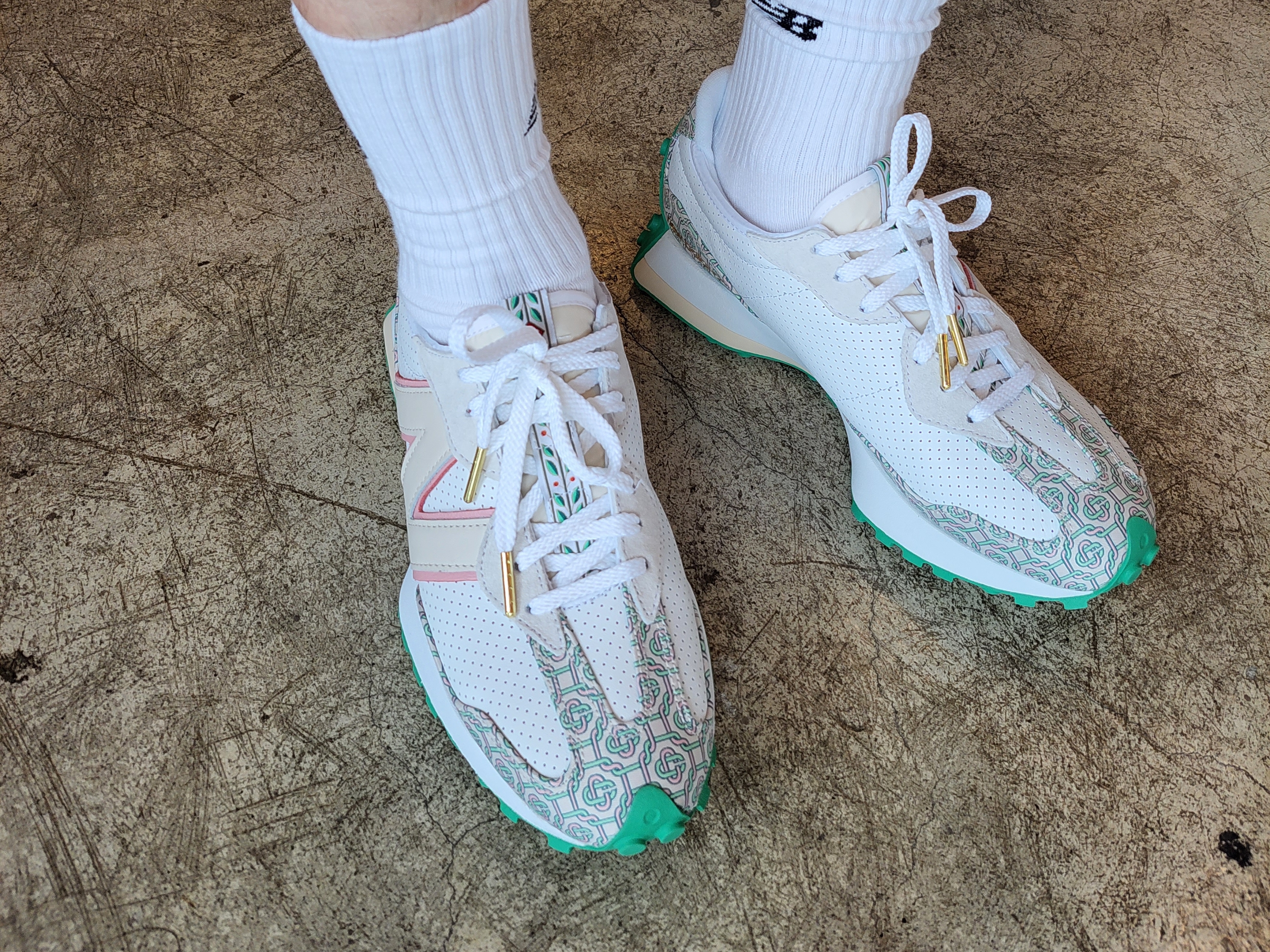 New Balance x Casablanca 327 Idealist Monogram White Green 착용 스타일 - 2