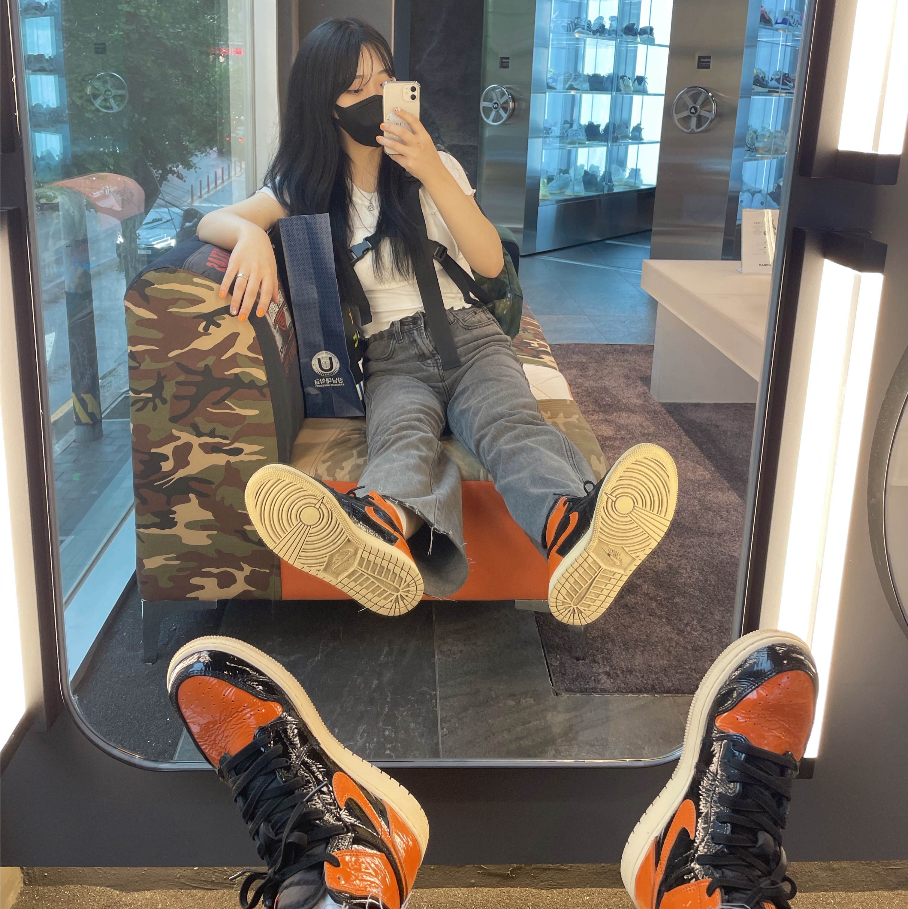 Supreme x Stone Island Painted Camo Nylon Shoulder Bag Dark Teal - 20FW, Jordan 1 Retro High Shattered Backboard 3.0 착용 스타일 - 2