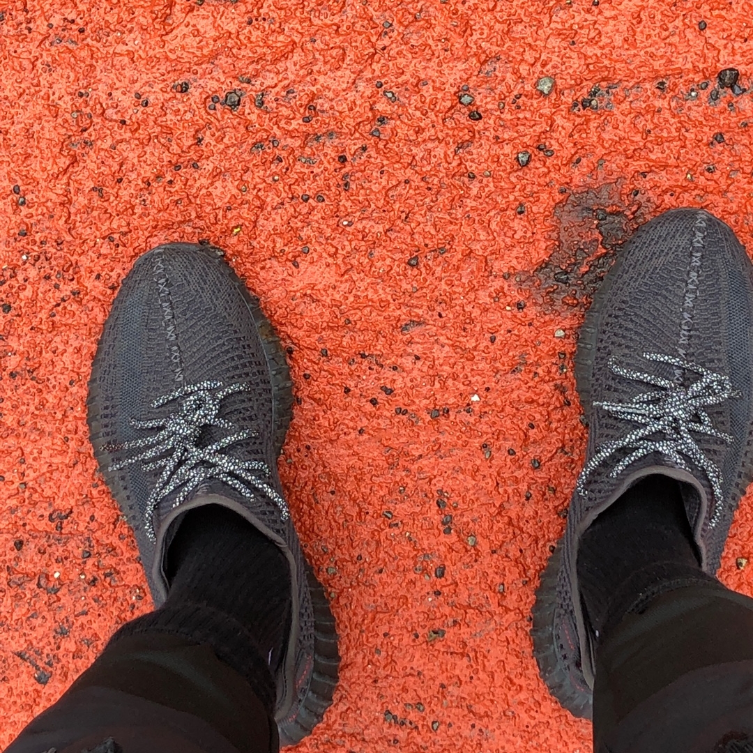 Adidas Yeezy Boost 350 V2 Black - Non-Reflective 착용 스타일