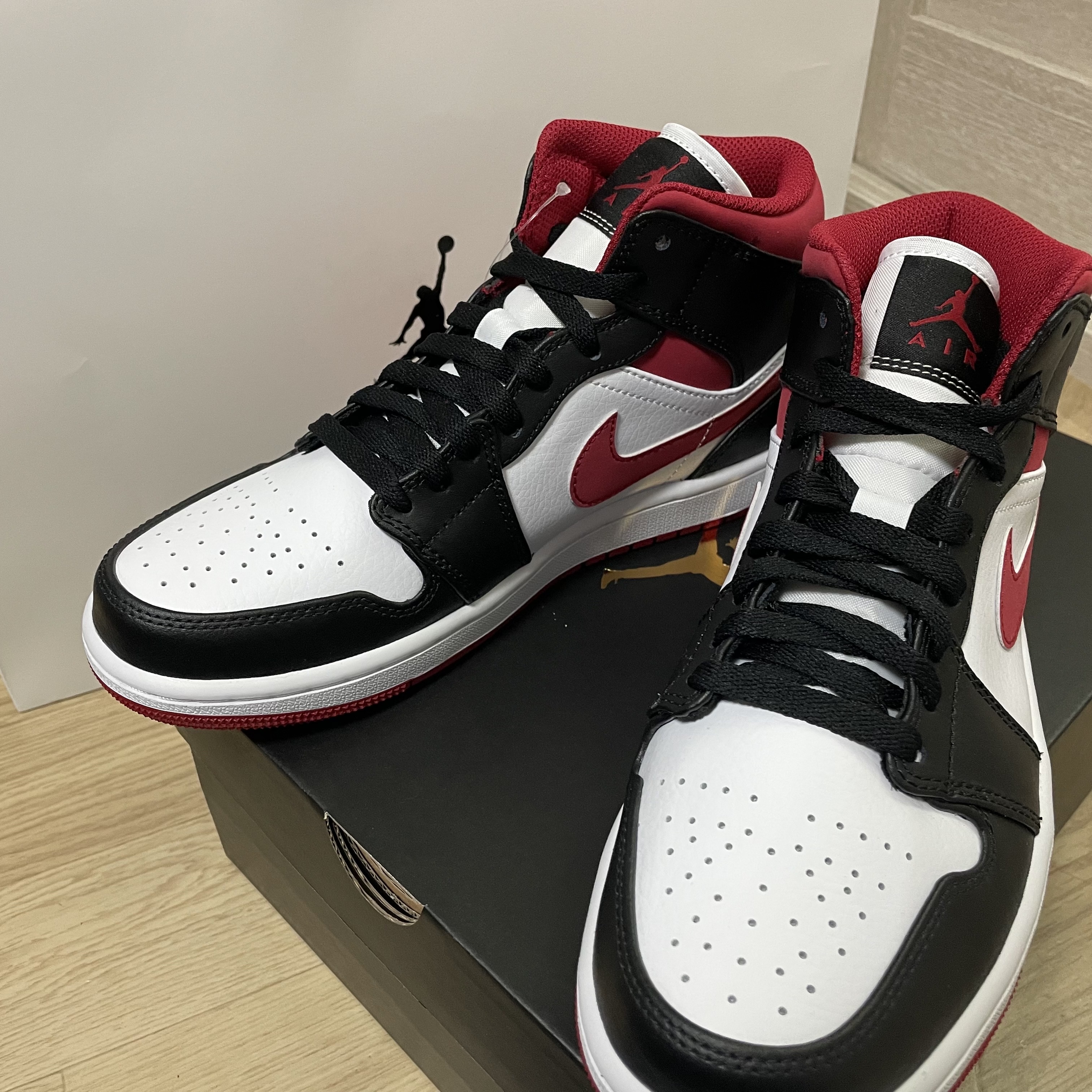 Jordan 1 Mid Gym Red Black White, Jordan 1 Mid White Shadow 착용 스타일 - 2