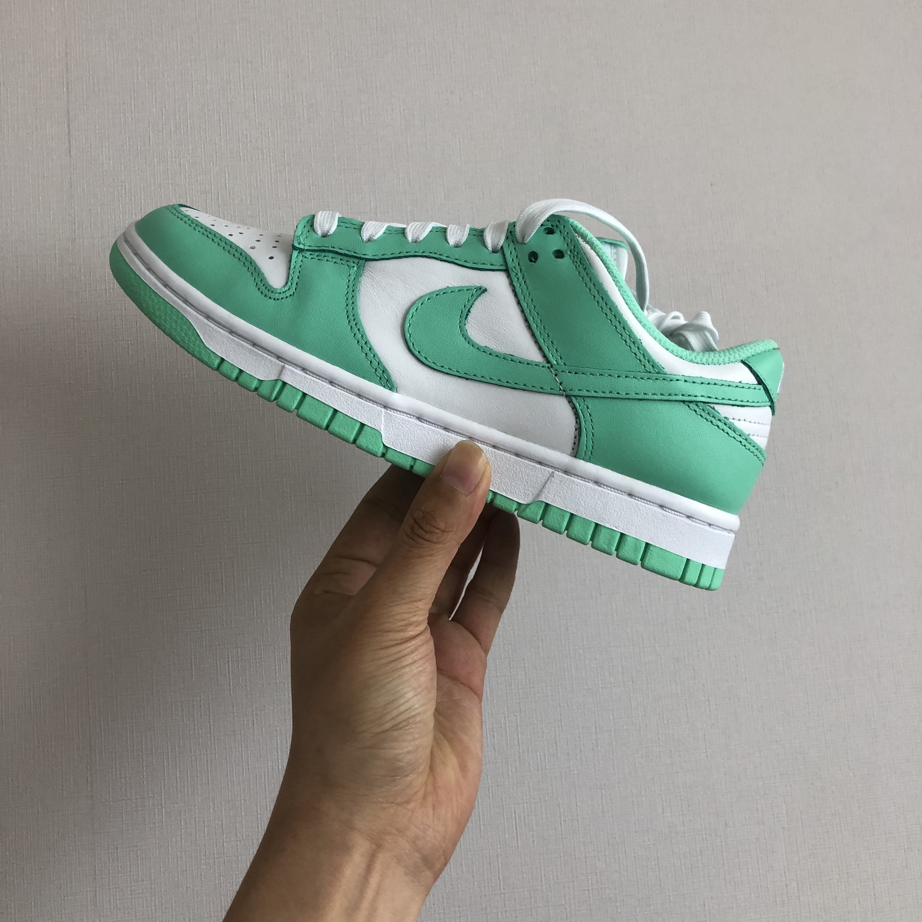 (W) Nike Dunk Low Green Glow 착용 스타일 - 1