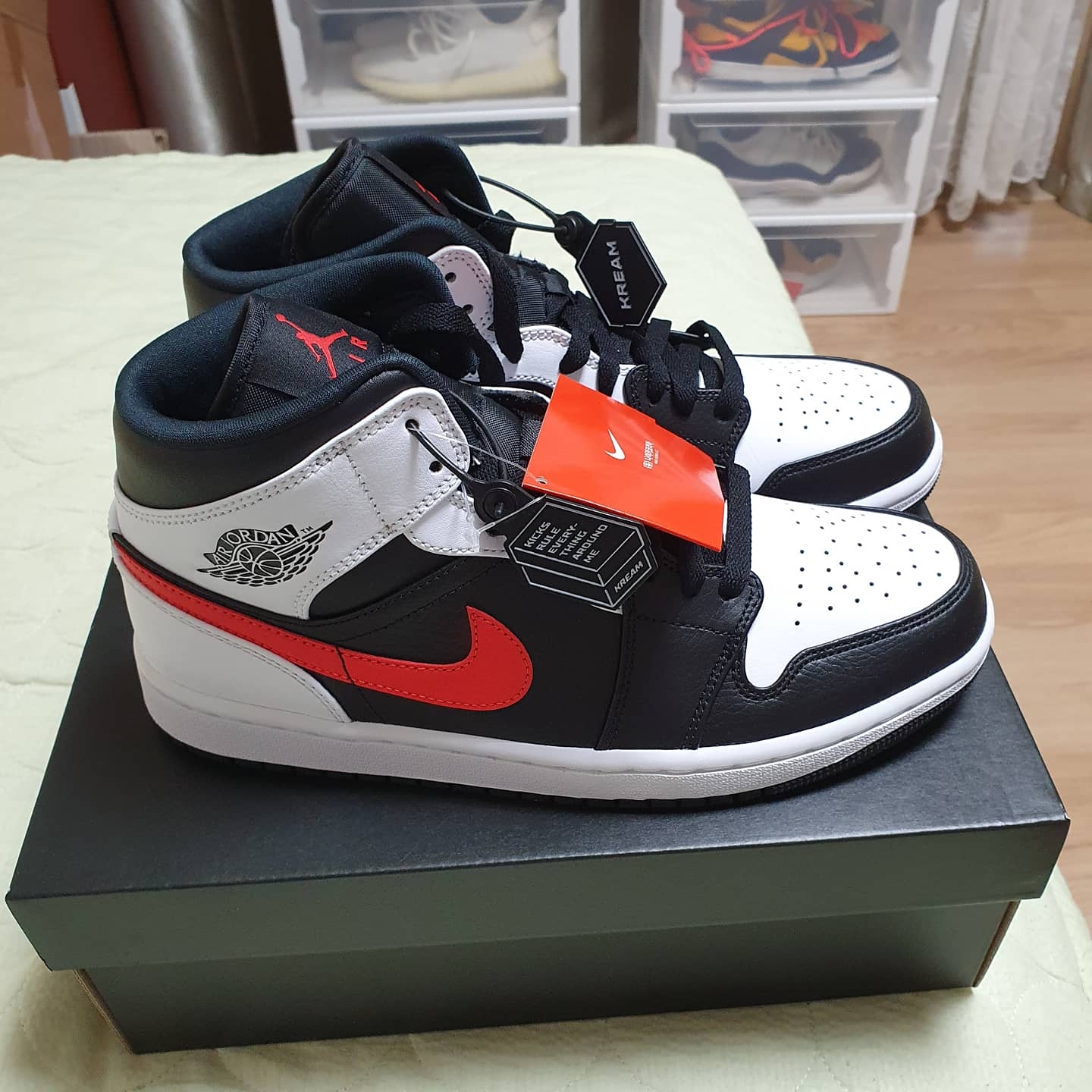 Jordan 1 Mid Black Chile Red 착용 스타일 - 1